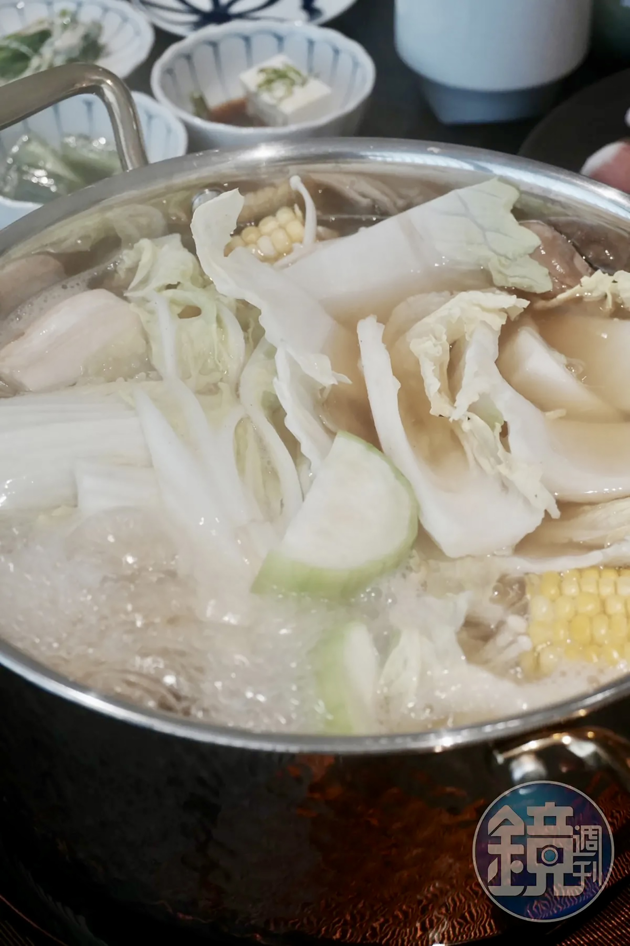 為了選擇適合加入湯頭的清酒，SHABU ZEN不惜血本嘗試數十種不同精米度、發酵法、酒造的酒款，最後選擇在長時間烹煮、揮發酒精後依舊保有米麴清香，能為鍋物帶出鮮腴旨味的「東京藏人澤乃井純米吟釀」。