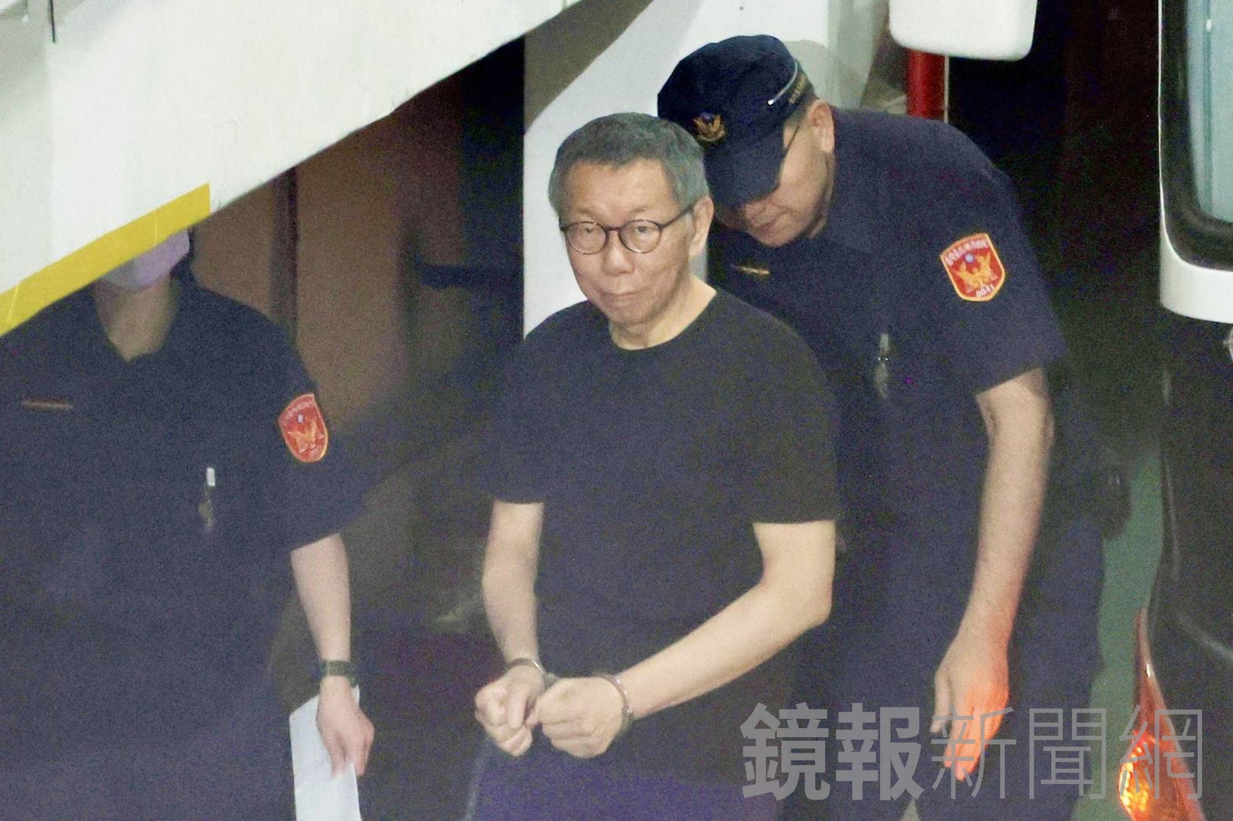 柯文哲今面對替陳盈助送300萬元至市長至的邱清章作證,並未表示意見。(鏡報李智為攝)