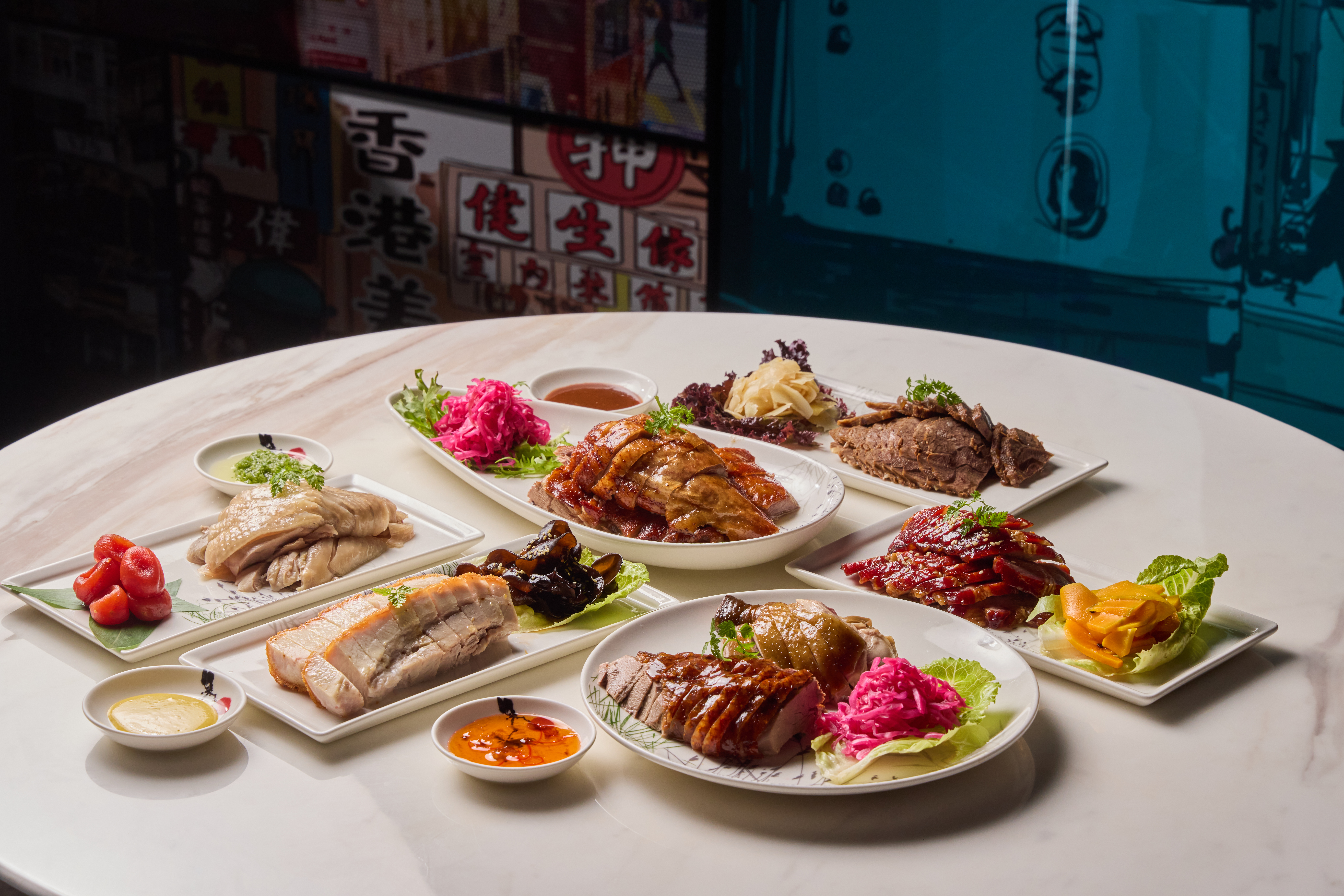 位於高雄萬豪酒店 8 樓的《京翠港式飲茶》，爐火現烤、香氣瀰漫，滿桌皮脆、肉嫩、鹹甜交織的正宗灣仔風味，讓人一眼就饞意全開。