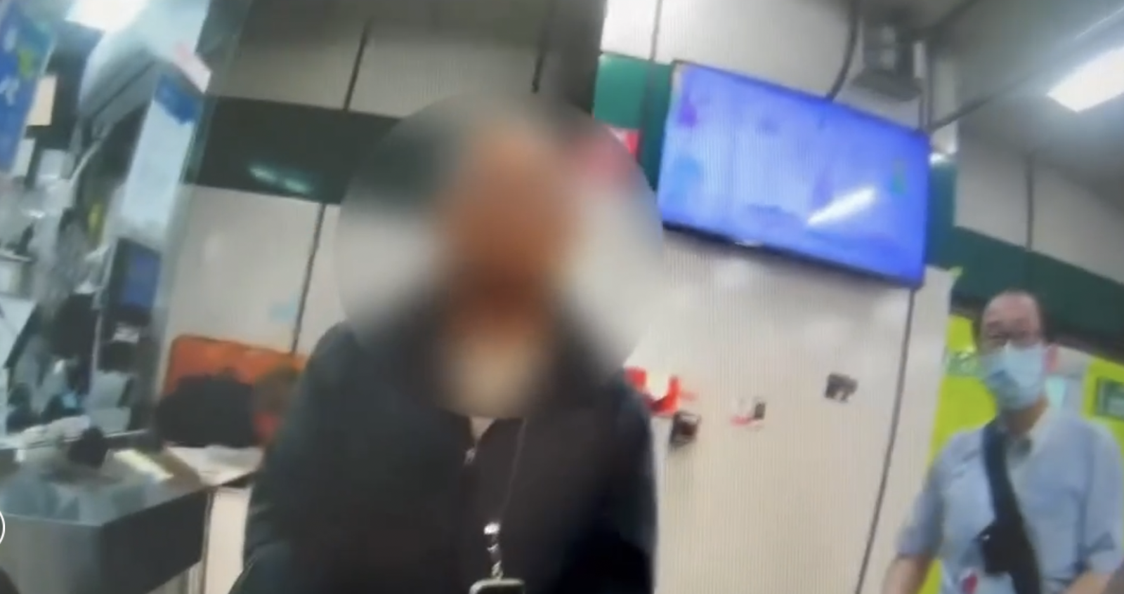 捷運怪叔叔偷攝妙齡女 正義哥眼尖識破智擒惡狼