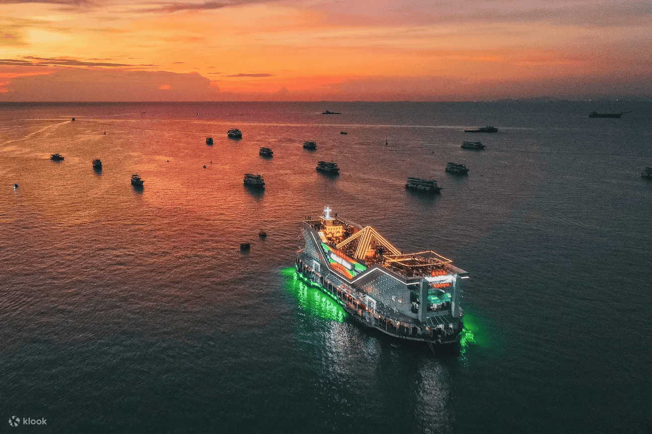 搭乘「Ocean Sky Pattaya」在海上欣賞芭達雅絕美夕陽。（Klook提供）