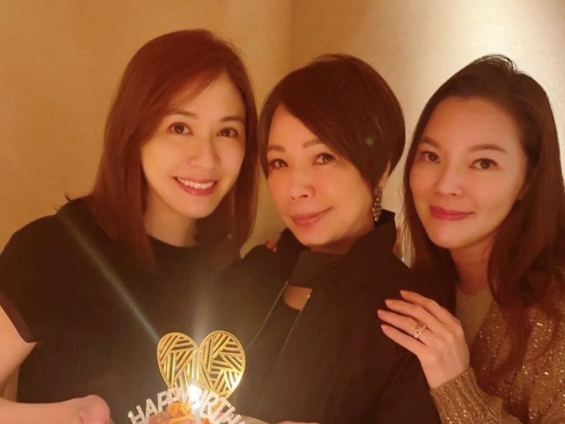 蔡依珊(左起)、吳慕恒、曾馨瑩同聚慶生,看來相當快樂。(翻攝蔡依珊IG)