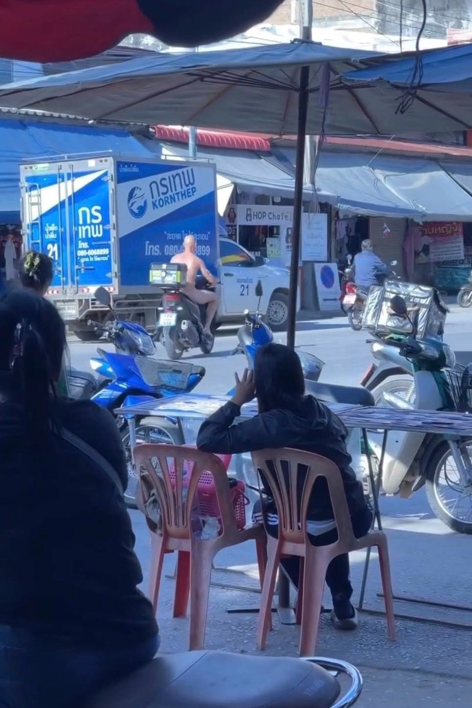 外籍男子全裸騎摩托車，在市場及便利商店購物，並手握下體。（翻攝自North Now臉書）