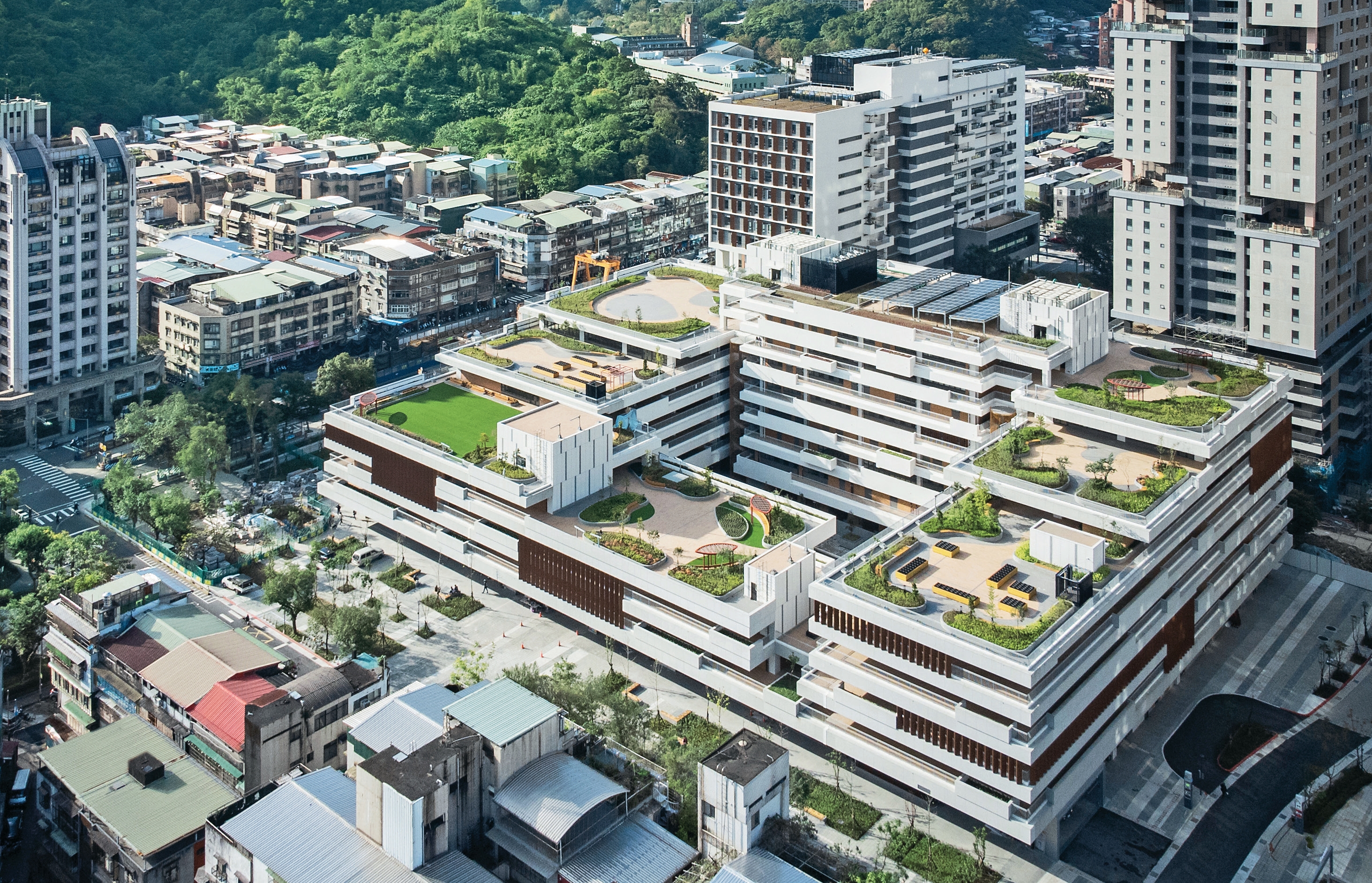 廣慈博愛園區配合周邊地理環境規畫，園區內的綠帶可延伸至四獸山。（蕭力仁建築師事務所提供）