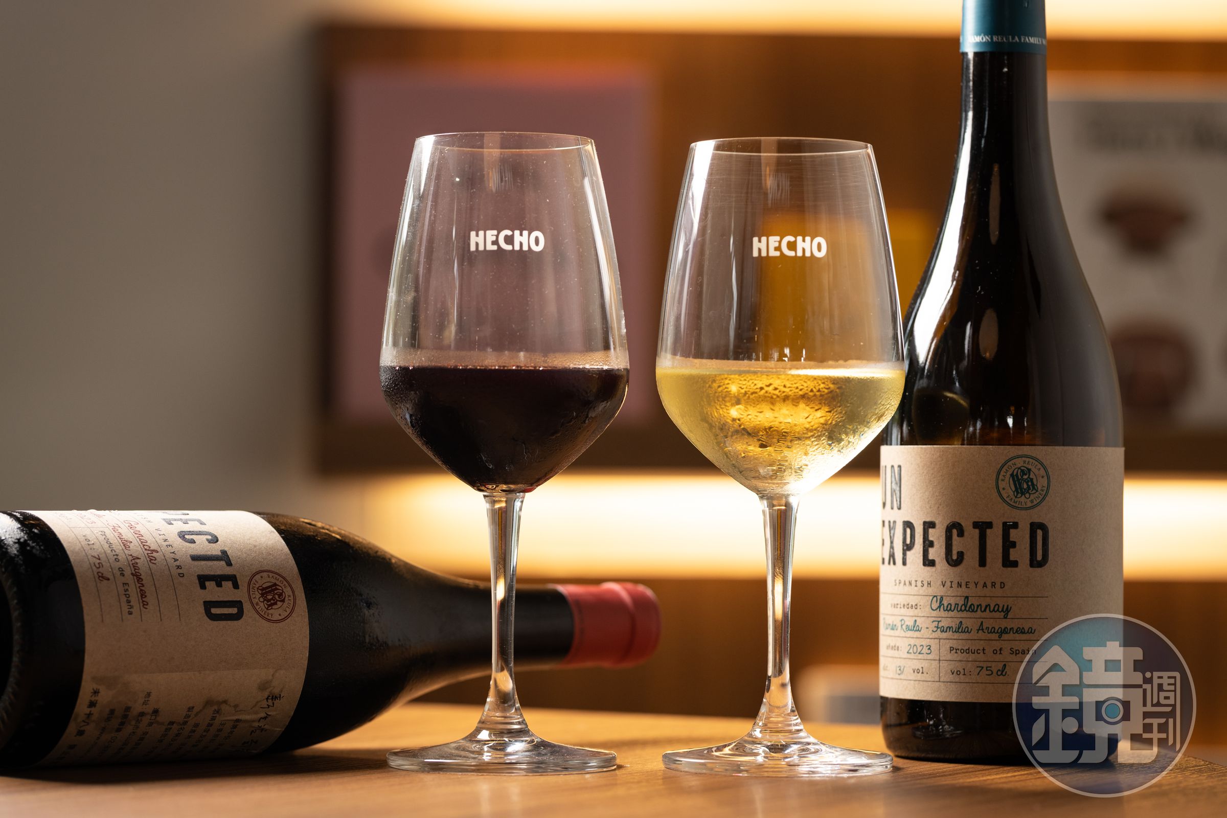House Wine都是來自西班牙的酒款，「紅酒」（左）帶有黑色莓果與巧克力香氣；酸度鮮明的「白酒」（右）適合搭海鮮。（皆180元／杯）