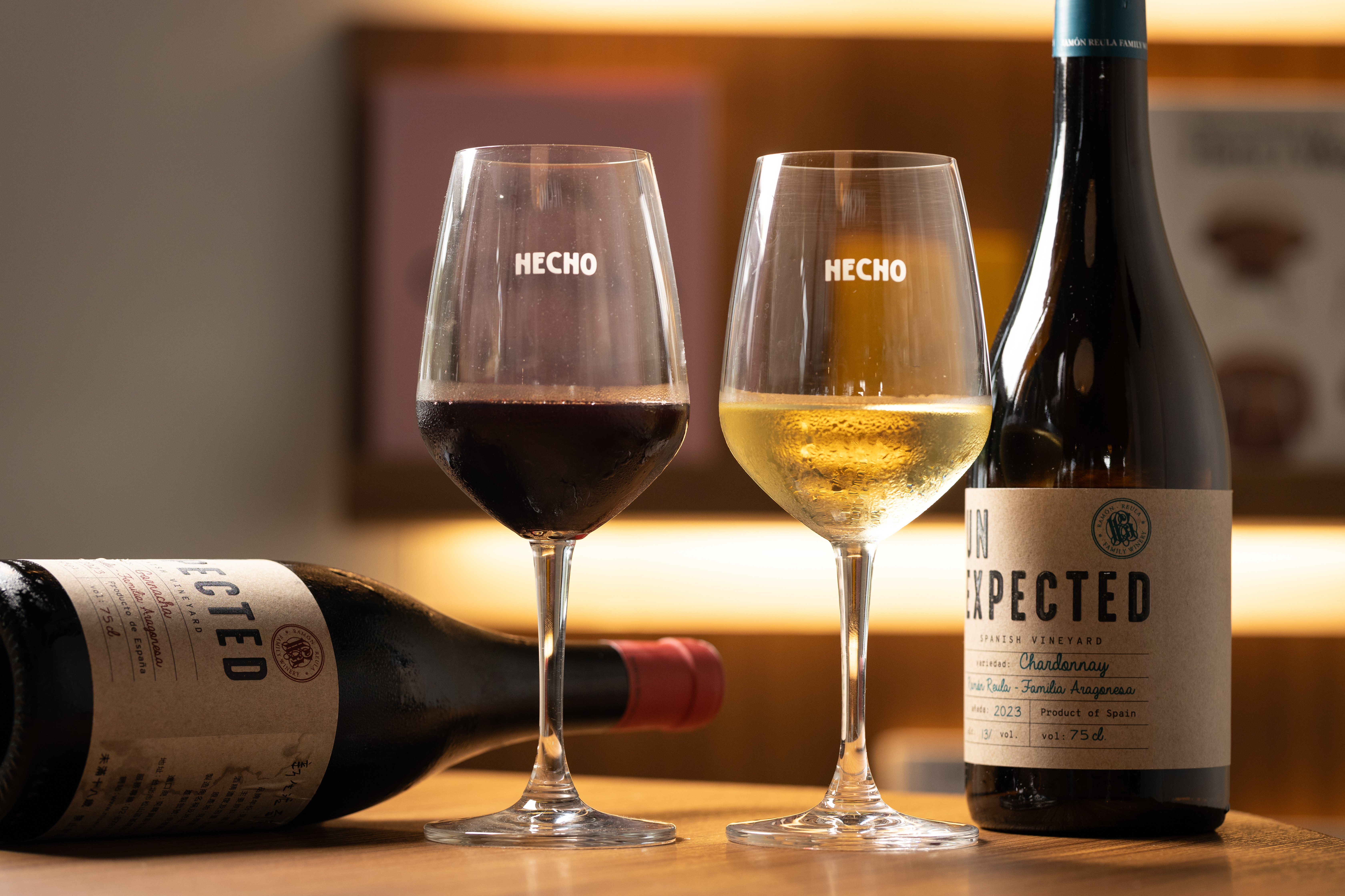 House Wine都是來自西班牙的酒款，「紅酒」（左）帶有黑色莓果與巧克力香氣；酸度鮮明的「白酒」（右）適合搭海鮮。（皆180元／杯）
