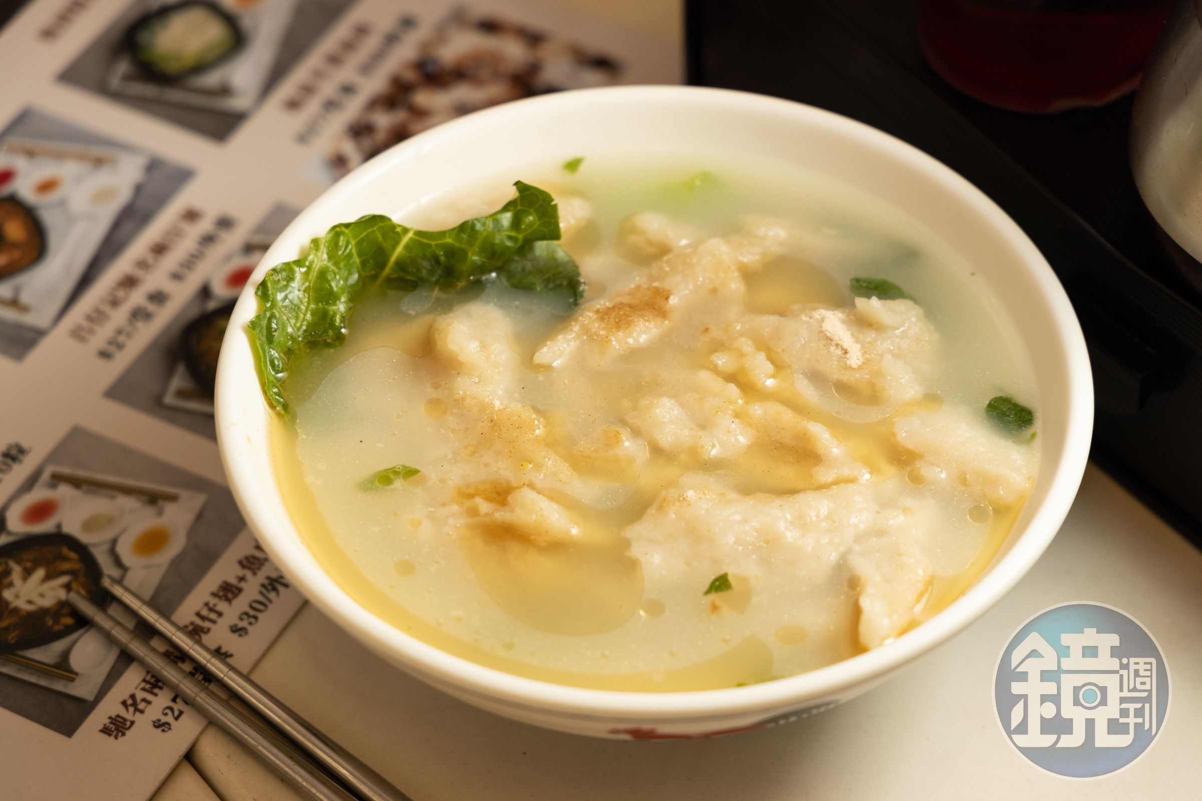 吃燒賣配一碗「地道生菜魚肉」，生菜魚肉不算大碗，但魚肉給得很足。（港幣27元／份）