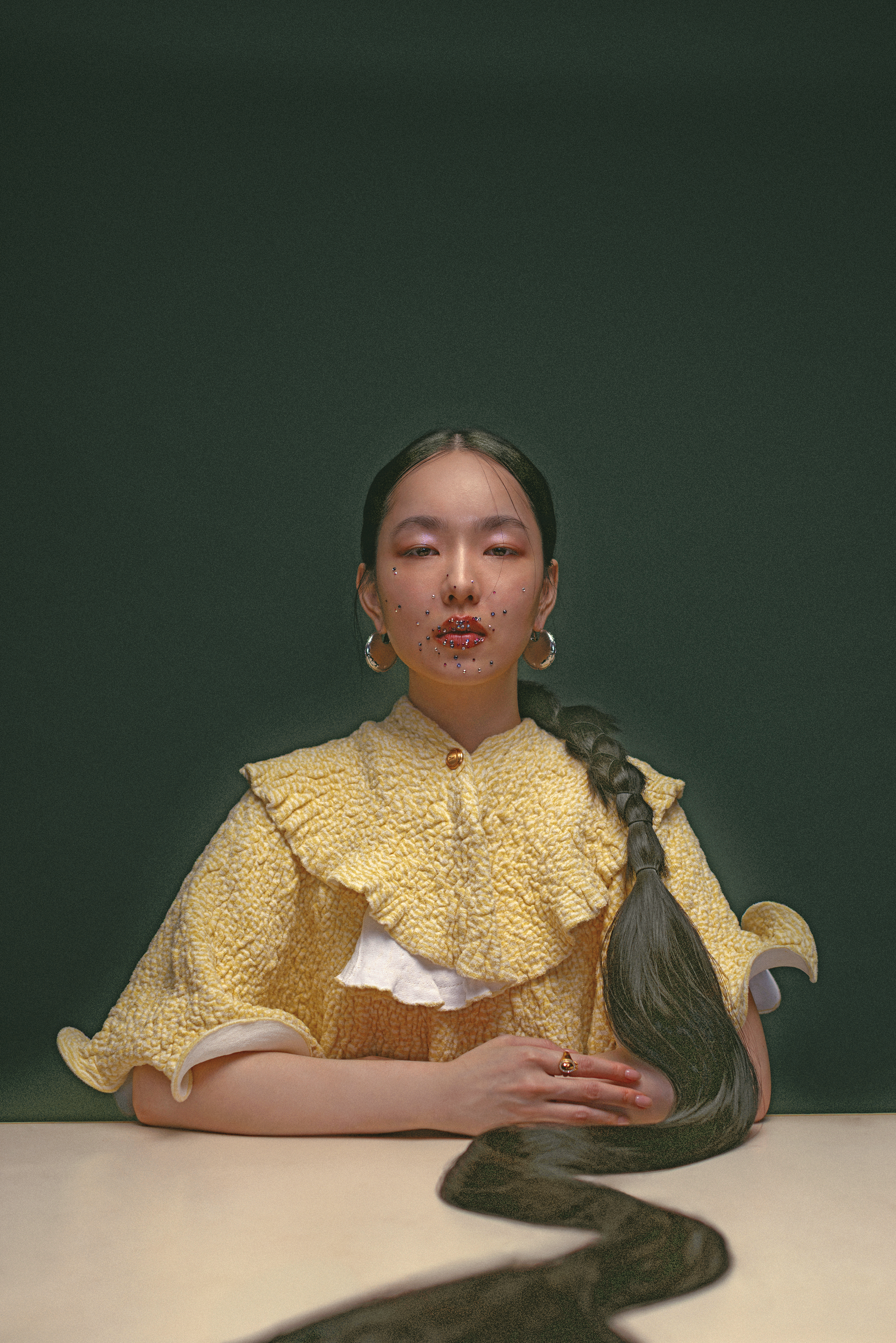 淺黃色針織荷葉邊斗篷 NT$210,000 by Dior／雙色氣球耳環 NT$38,000 by LOEWE／Médaillon金色戒指 NT$15,500 by Dior