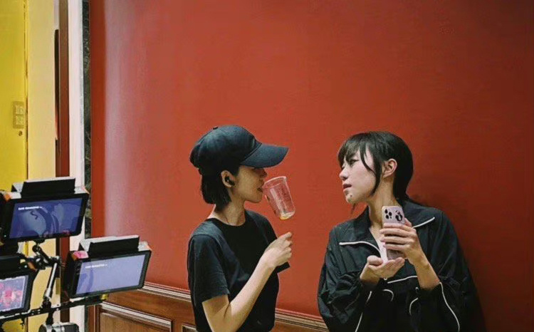 因與導演李孟橋合作，竇靖童(右)爆出祕戀對方並結婚傳言，但遭否認。（微博圖片）