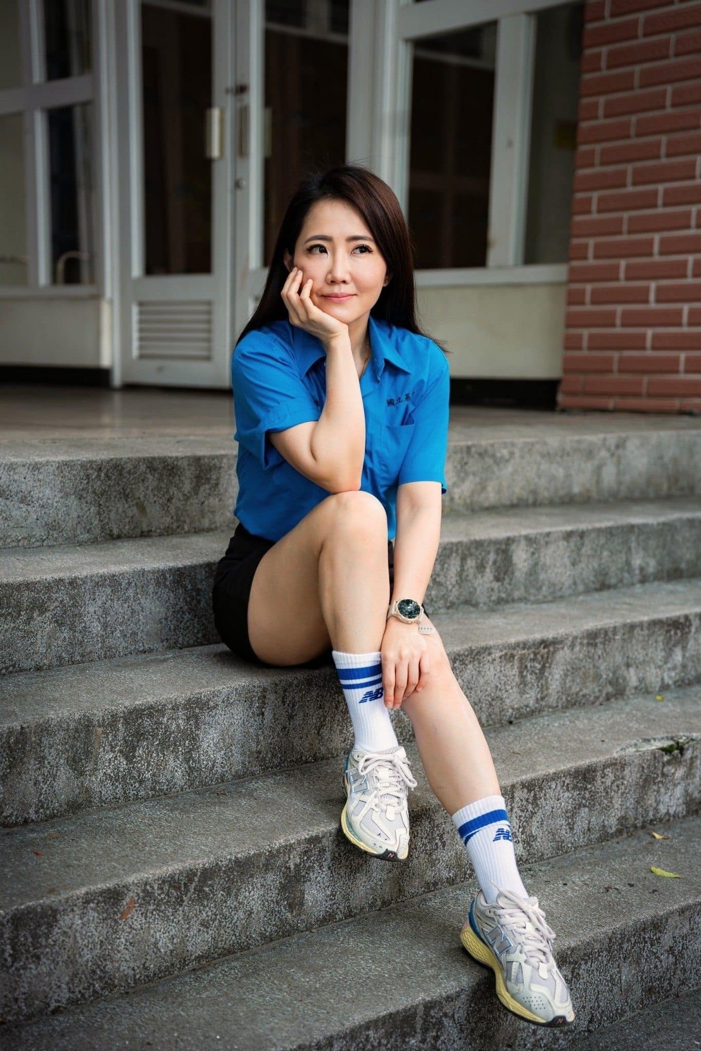 謝忻穿上高中制服回到母校懷舊。(翻攝自謝忻臉書)