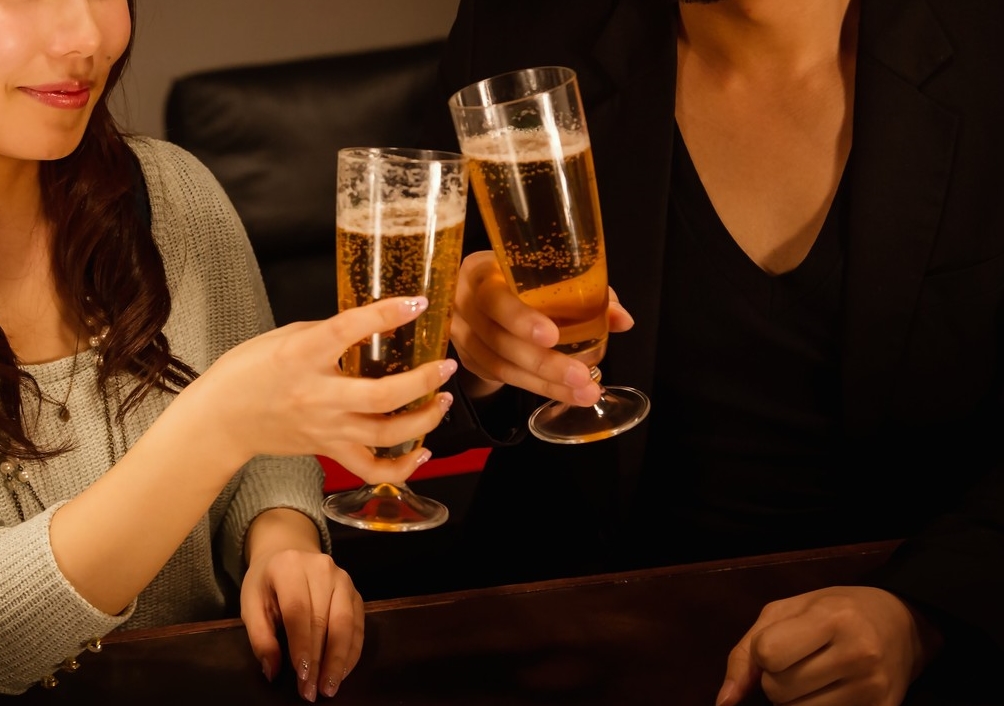 台北OL和客戶約聚餐，喝個爛醉遭帶回家性侵，對方卻辯稱「是她跨坐在我身上自己動」。（示意圖，Pakutaso）