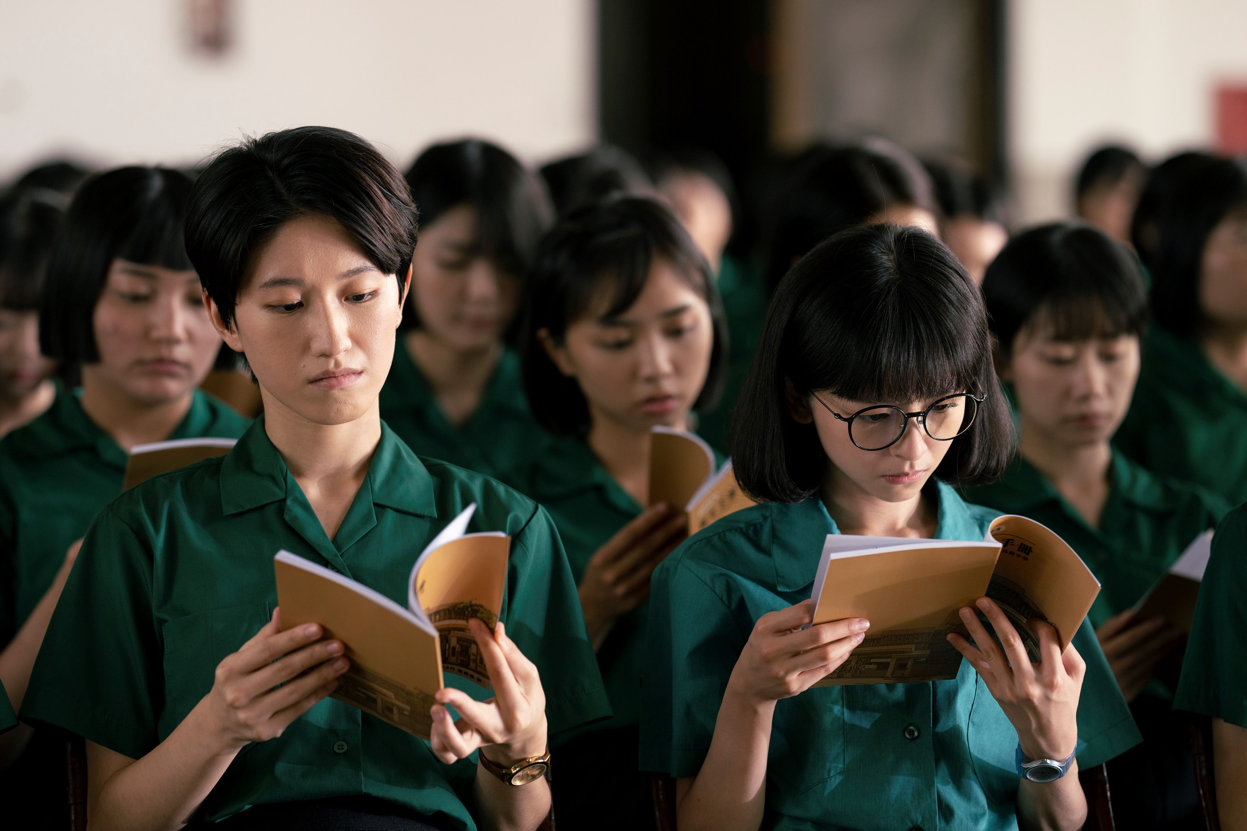 項婕如飾演的敏敏功課好，外型亮麗又帥氣，與陳姸霏飾演的小愛是截然相反的人設。（興陽電影提供）