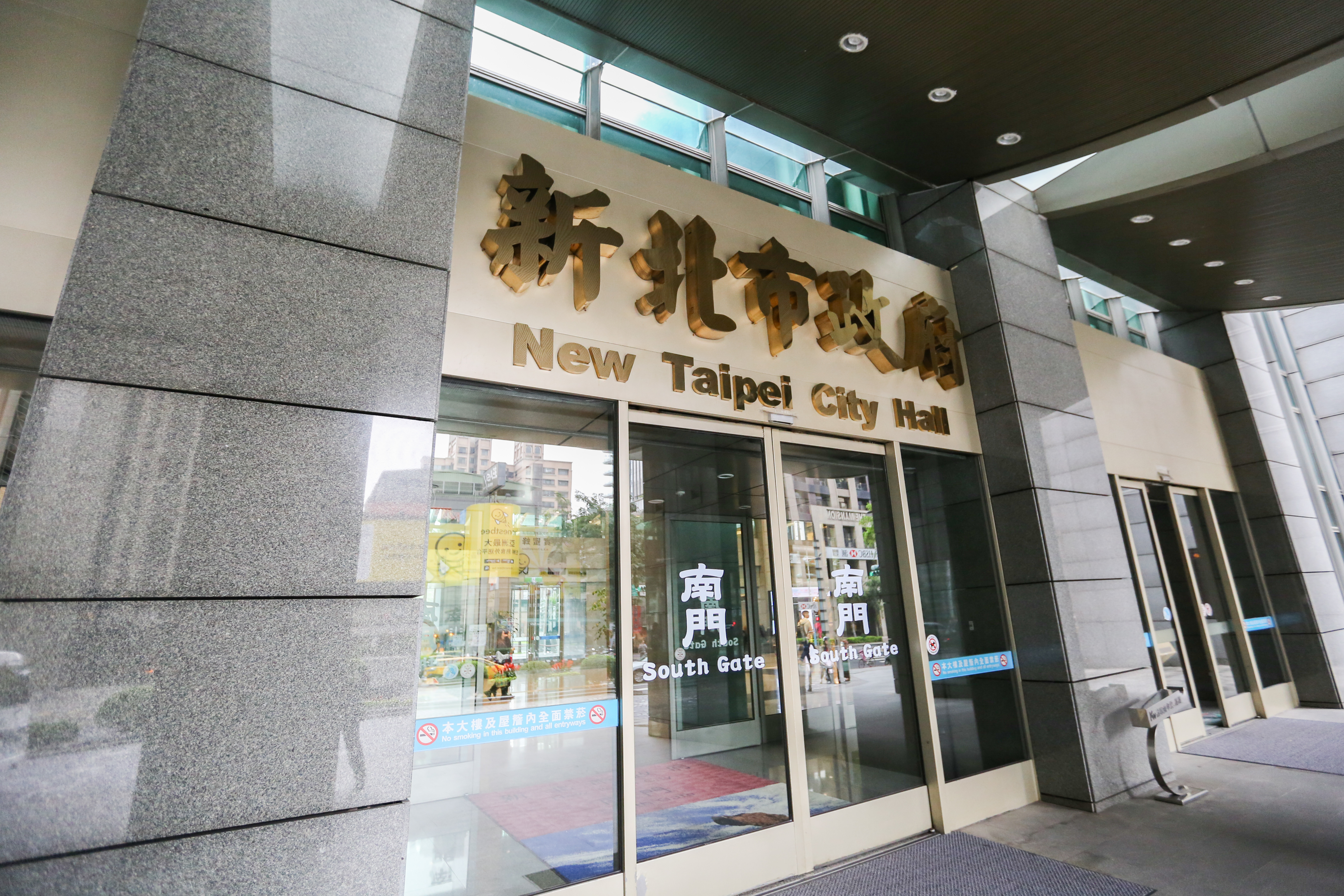 新北市交通局25日下午3時宣布，解除全市紅（黃）線開放停車措施，請車主於星期五上午7時前儘速駛離紅（黃）線。（本刊資料照）