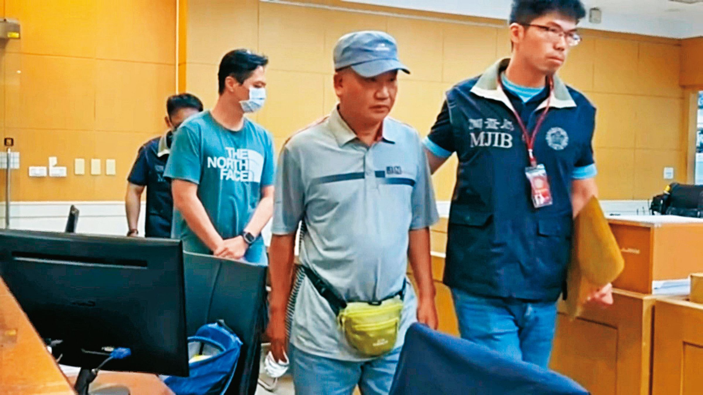 北檢擴大偵辦澳豐倒閉詐騙案,兆富董事長曾奎銘(中)一審判刑2年3個月。(東森新聞提供)