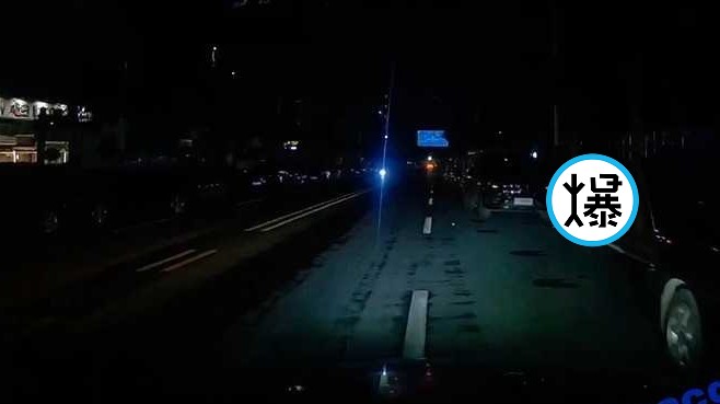 老司機要停車！月黑風高找車位驚見「孤魂野鬼式」，活春宮嚇人啊。（翻自《吃瓜網》）