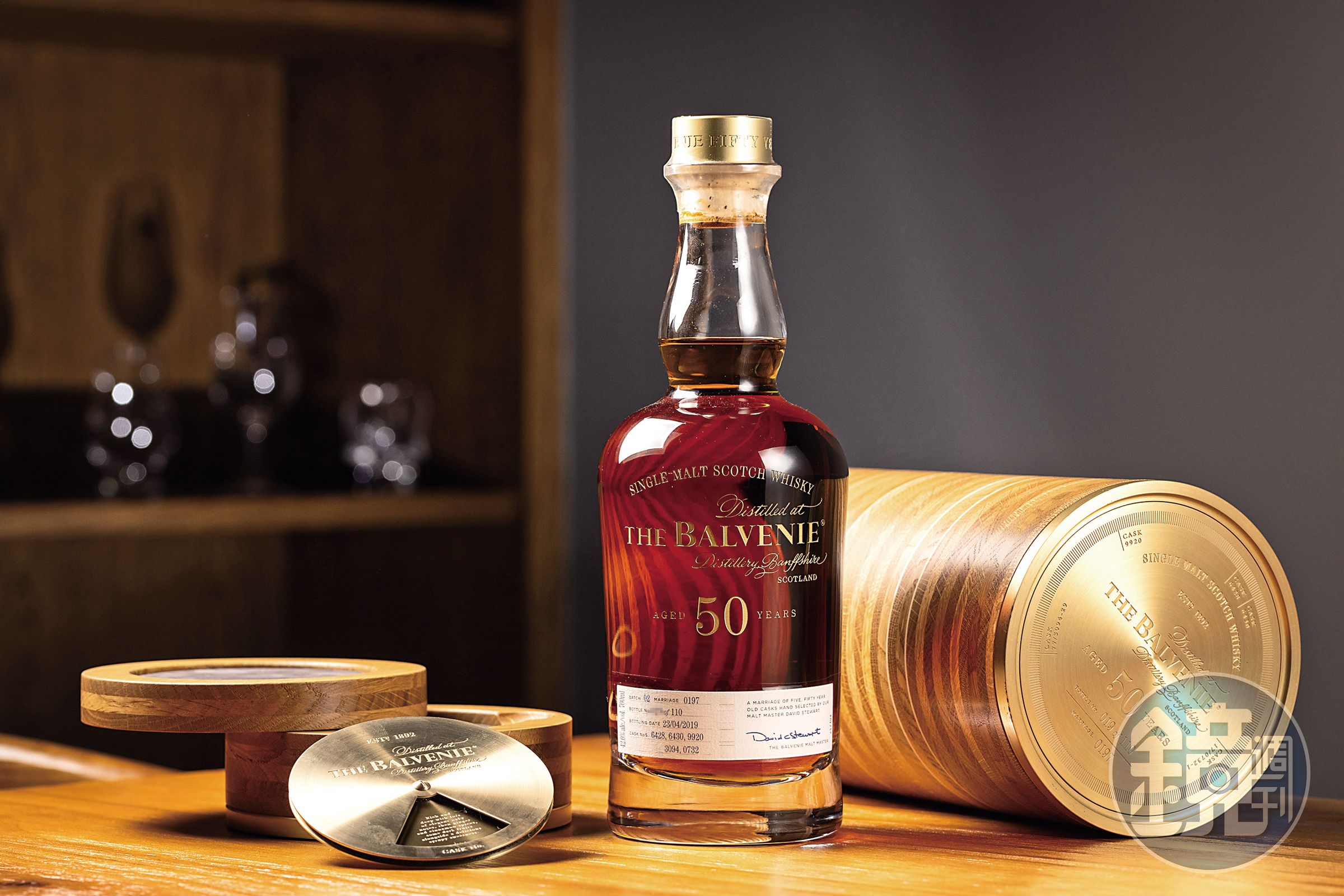 「THE BALVENIE百富50年MARRIAGE 0197單一麥芽威士忌」由前首席調酒師大衛史都華巧妙融合5個橡木桶的珍稀酒液，酒精濃度42.%，風味醇厚辛辣，亦是鎮店之寶。（140萬元／組）