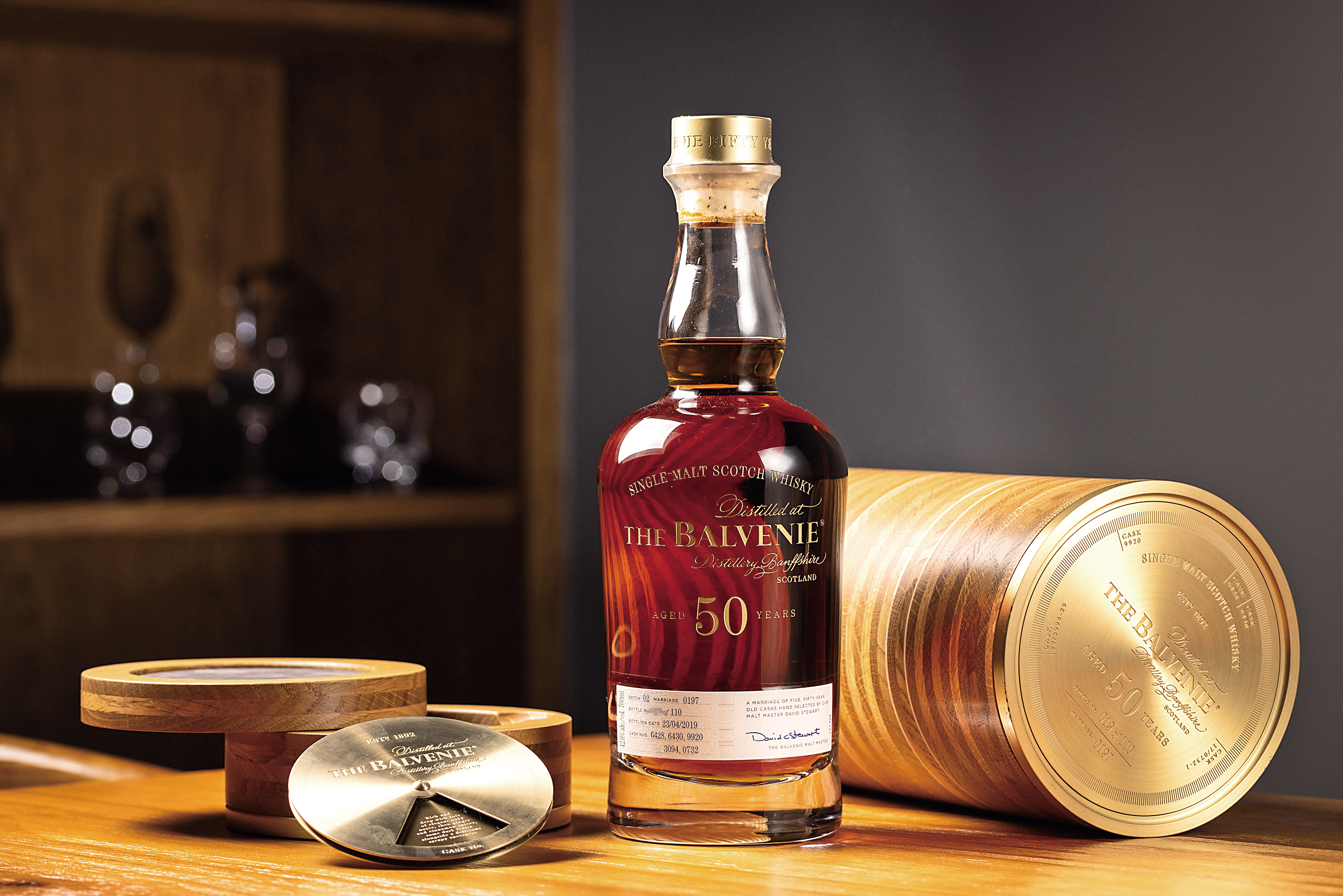「THE BALVENIE百富50年MARRIAGE 0197單一麥芽威士忌」由前首席調酒師大衛史都華巧妙融合5個橡木桶的珍稀酒液，酒精濃度42.%，風味醇厚辛辣，亦是鎮店之寶。（140萬元／組）