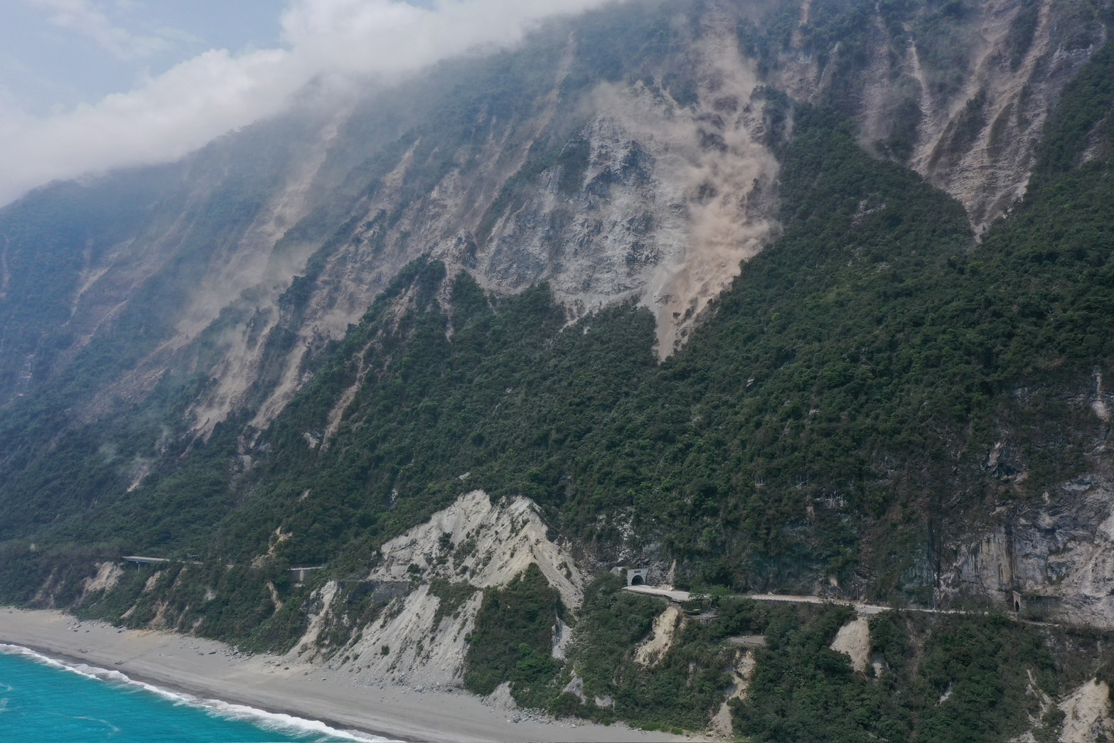 中央災害應變中心截至18時30分統計，全國累計10死、1,133人受傷、604人受困、11人失聯。