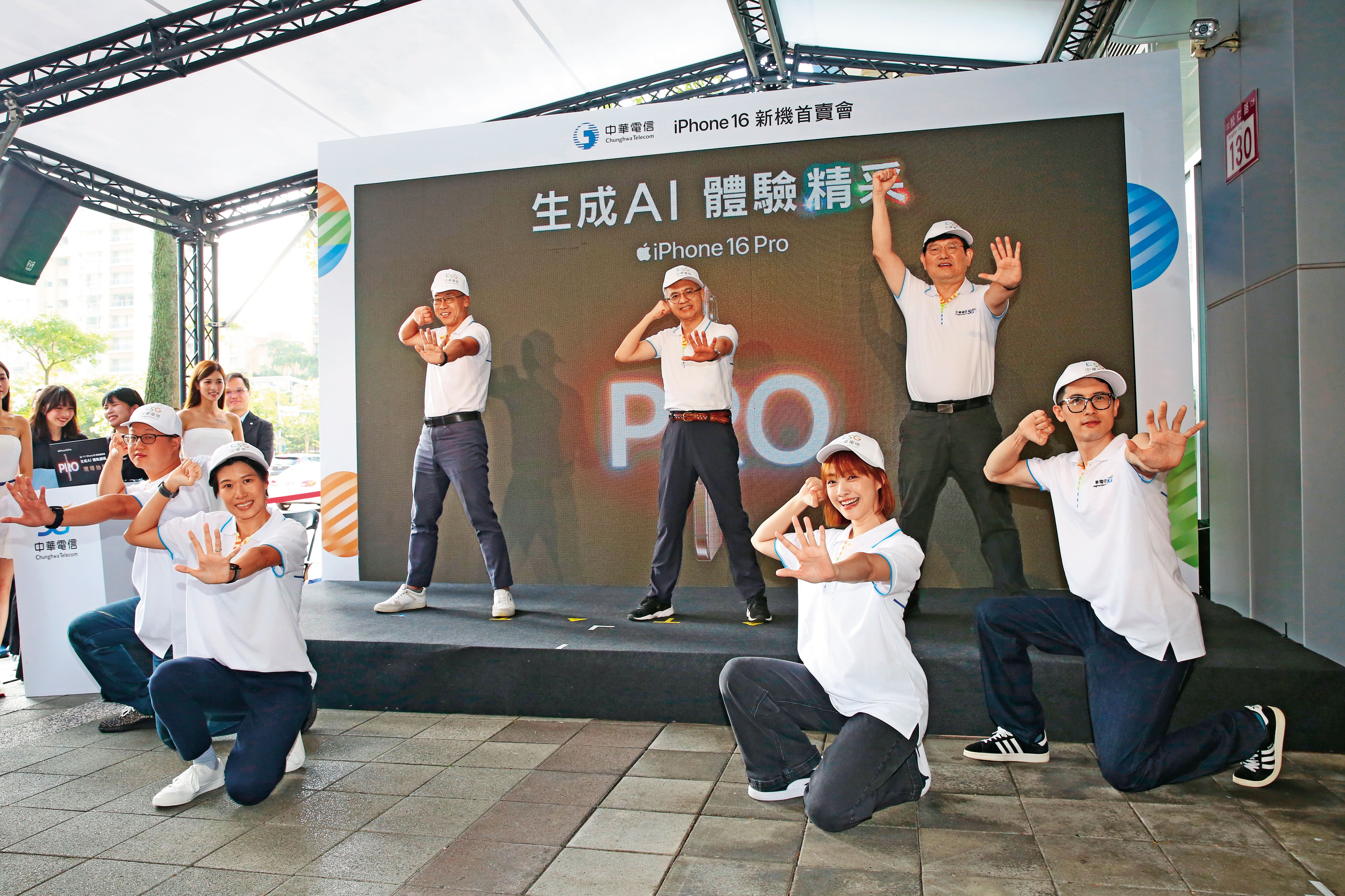 台灣男團Energy在新歌連蹲16下爆紅，郭水義率主管「16蹲」慶iPhone 16開賣。