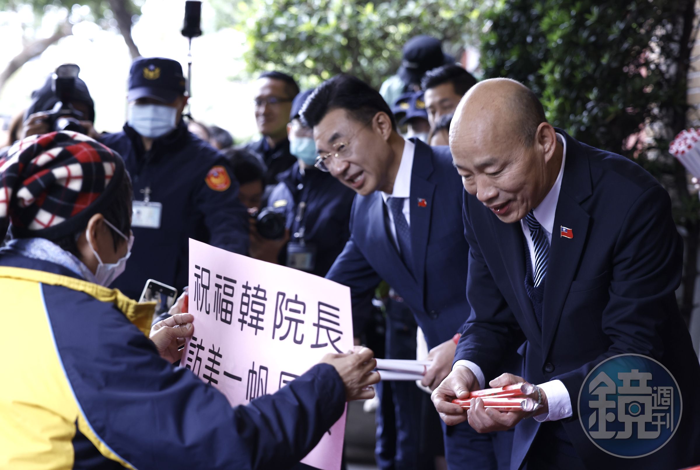 韓粉們領取春聯時祝福韓國瑜訪美順利。