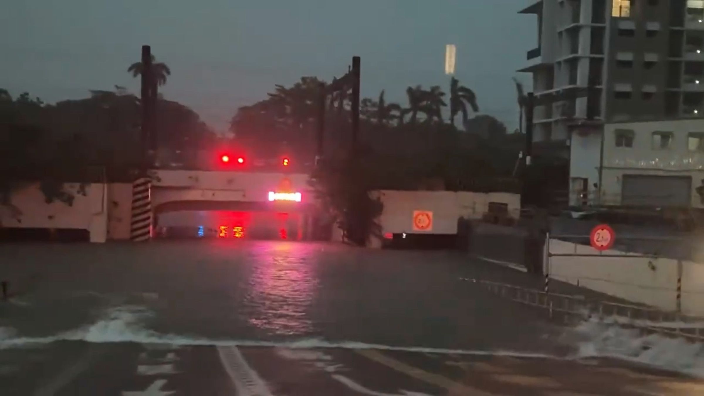 台南小東路地下道淹成小河。（翻攝記者爆料網）