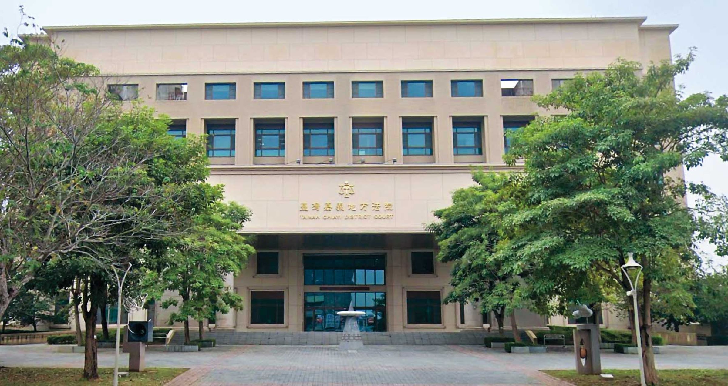 嘉義地方法院(圖)判邵姓士官及女同事,須連帶賠償邵妻20萬元。(翻攝Google Maps)