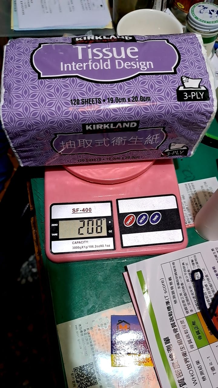 有網友親自實測，發現好市多的衛生紙重量疑似變少，新買的（圖）單包衛生紙重量比舊的少了13g。（翻攝自Costco好市多 商品經驗老實說臉書粉專）