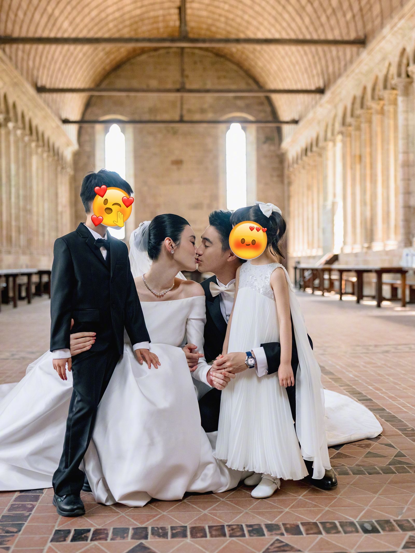 何猷君和奚夢瑤日前在法國古堡補辦婚禮，一雙子女也參與。（翻攝奚夢瑤微博）