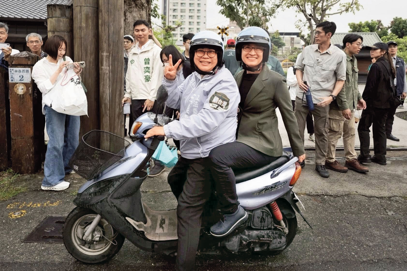 蕭美琴到嘉義市與立委王美惠共乘機車跑行程，獲得許多關注及討論。（翻攝蕭美琴臉書）
