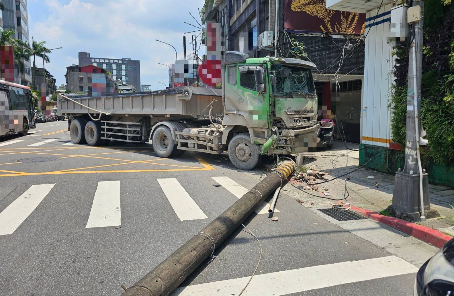 南港大貨車「毒駕又酒駕」，猛撞電線桿「整根倒馬路上」。（警方提供）