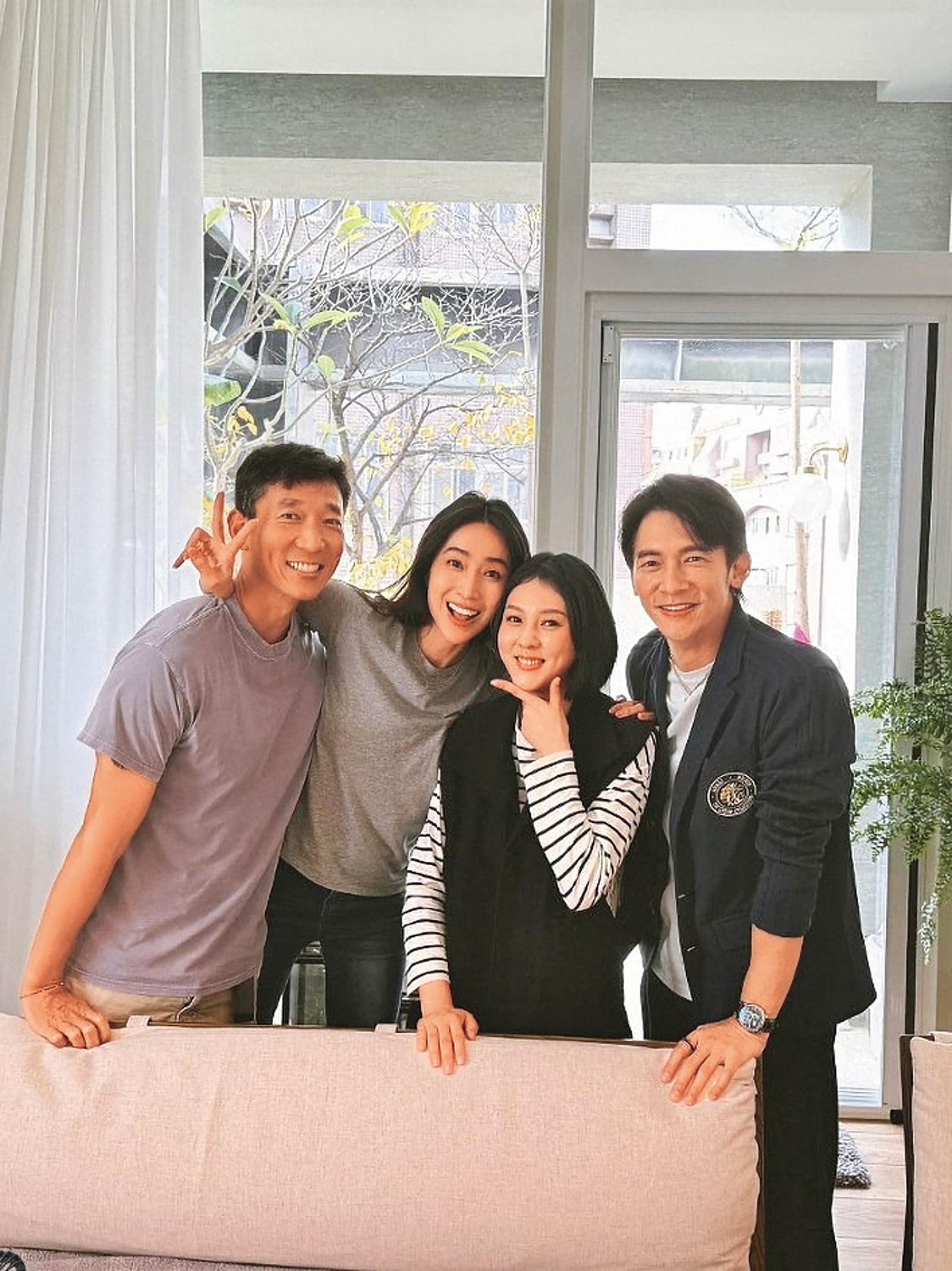 隋棠（左二）購入的大直豪宅，就是陳泰源負責銷售。左起Tony、隋棠、朱芯儀、温昇豪。（翻攝自隋棠IG）