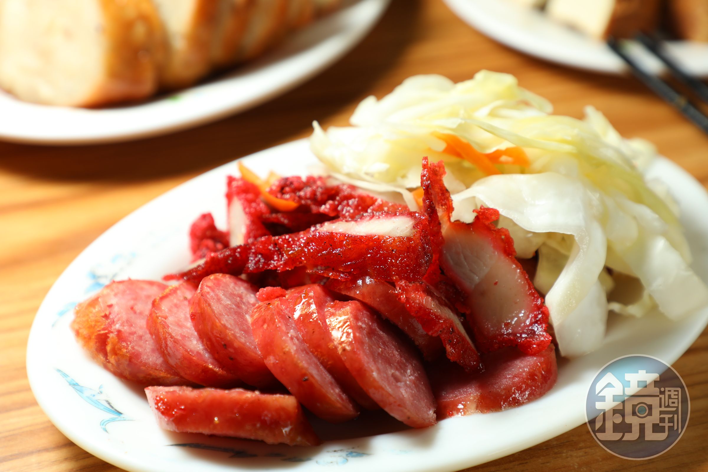 炸物可以兩兩搭配,圖中為「紅燒肉+香腸」。(90元/小份)