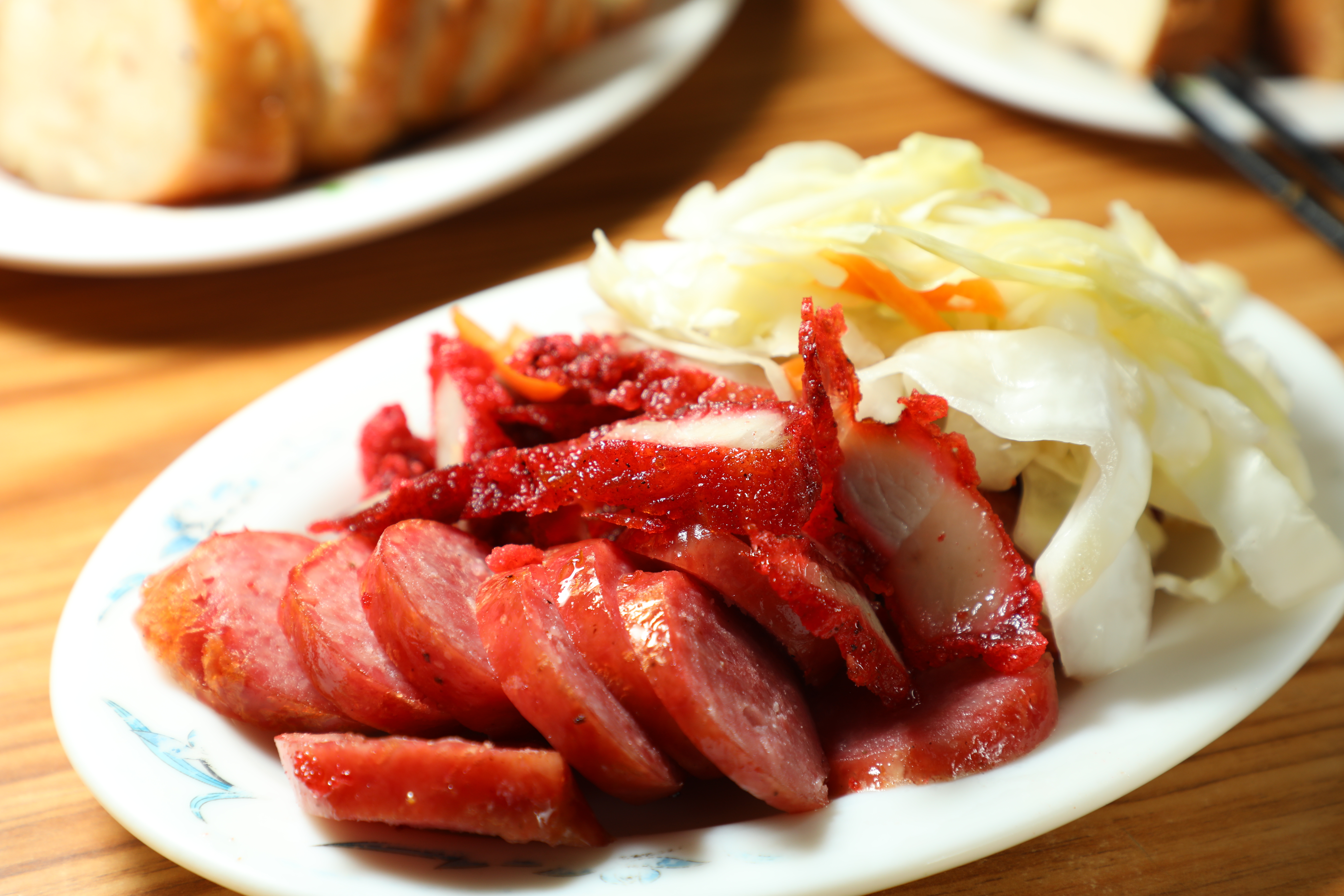 炸物可以兩兩搭配，圖中為「紅燒肉＋香腸」。（90元／小份）