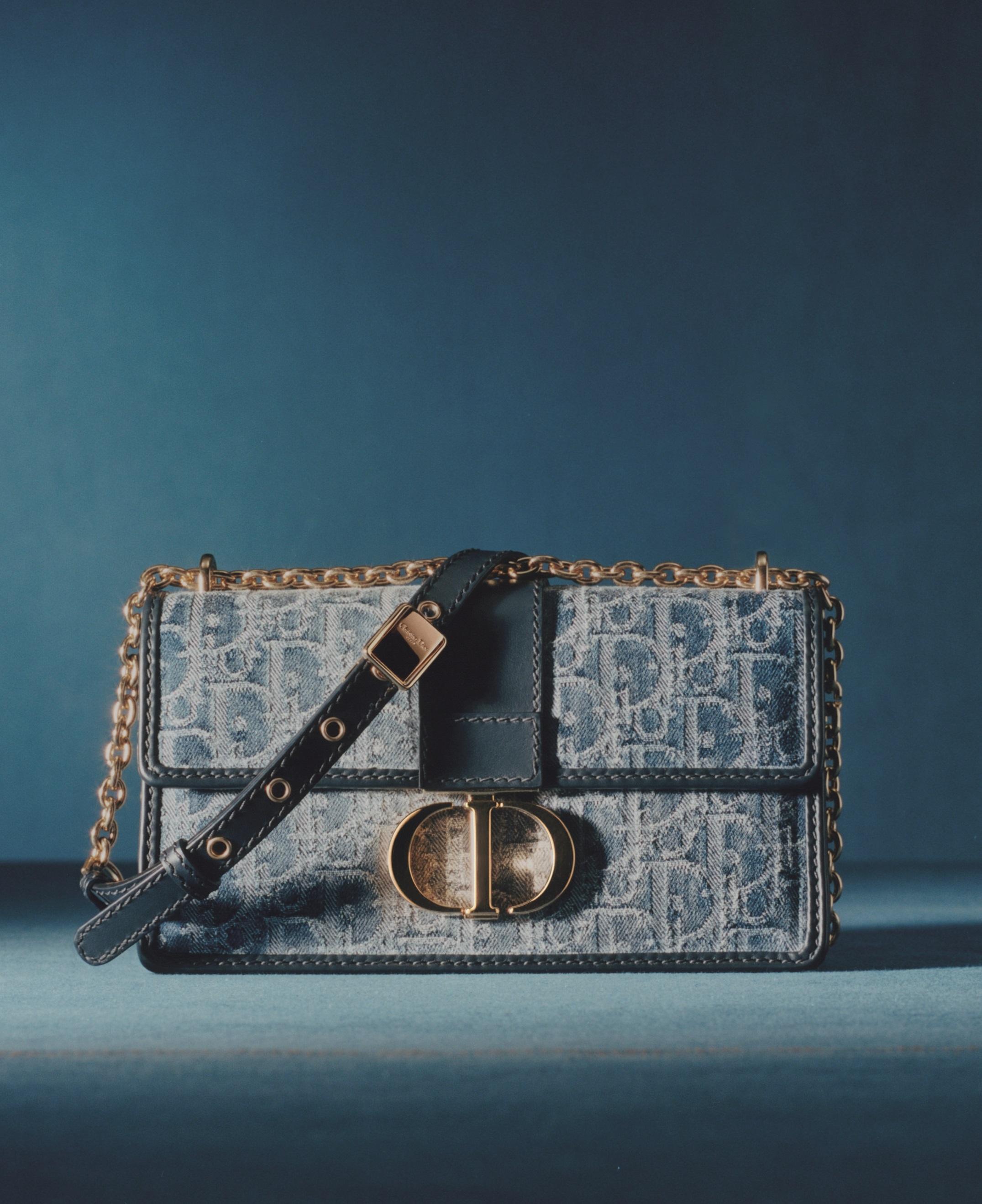 DIOR 30 Montaigne藍色煙燻Oblique丹寧包。NT$105,000（DIOR提供）