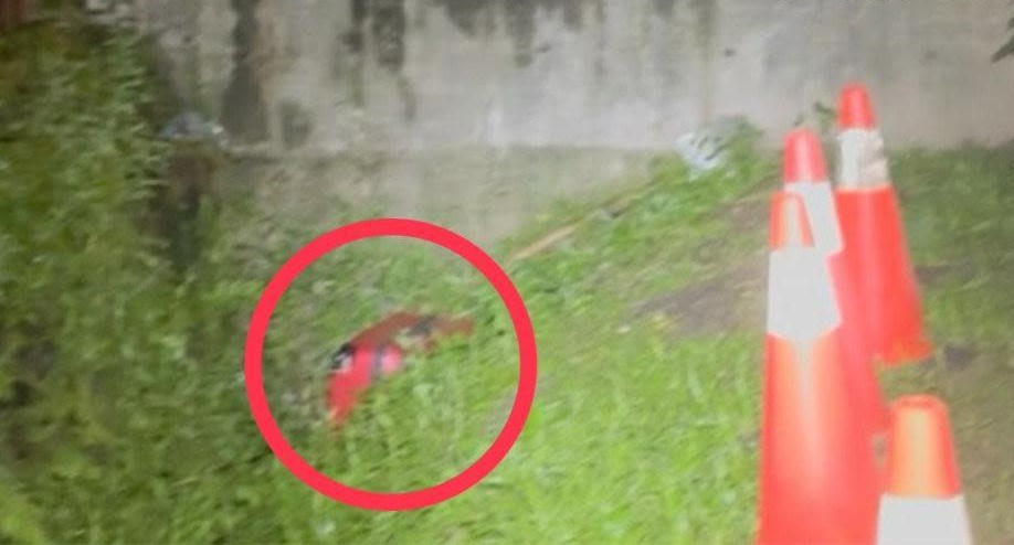 新莊水溝飄惡臭！CENTURION箱內現男屍，法醫研判突發病亡。（翻攝畫面）