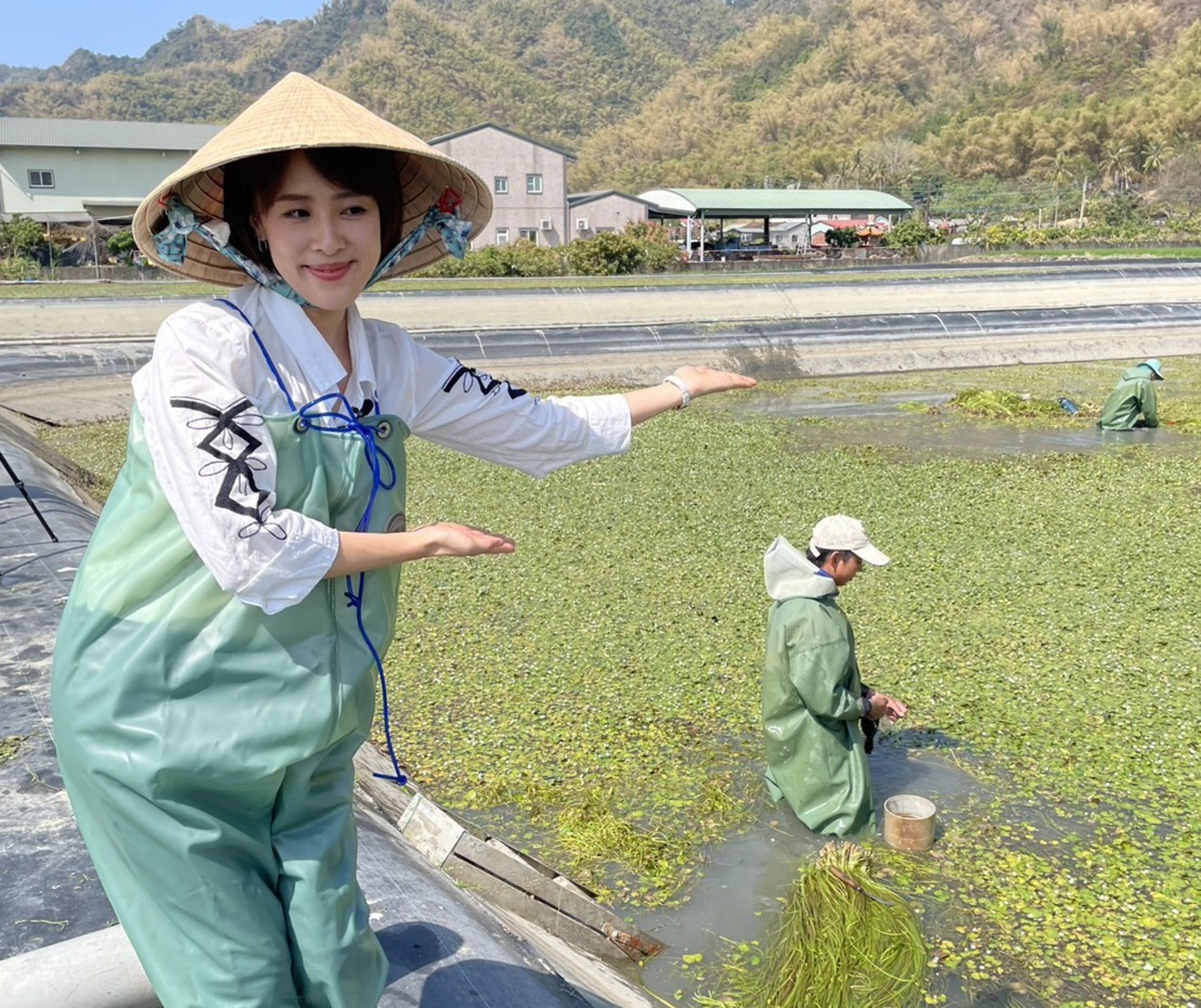 朱培滋為了節目換上青蛙裝出外景。（三立提供）