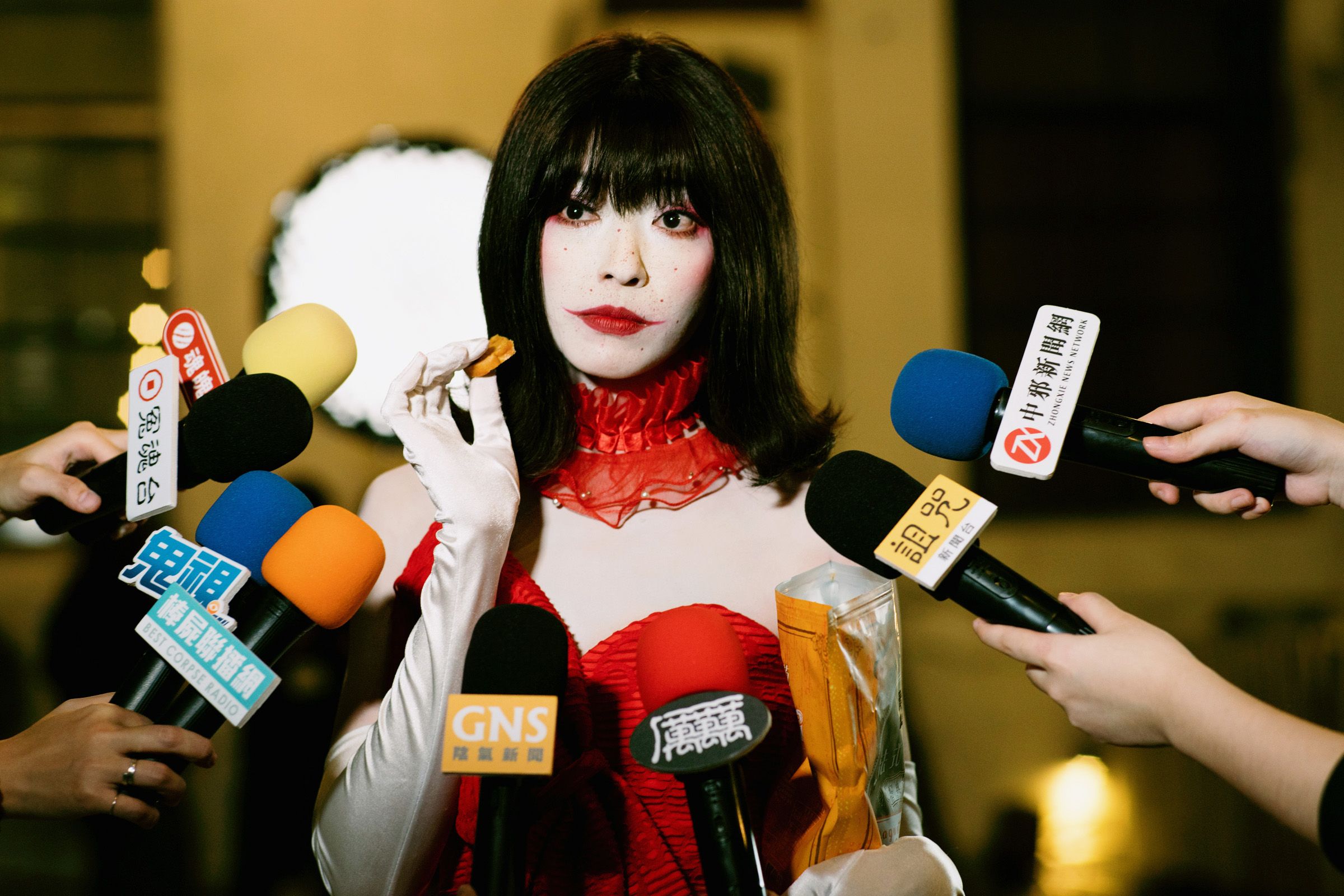 曾以《江湖無難事》榮獲台北電影獎最佳女配角獎的姚以緹,飾演新生代女鬼天后「潔西卡」。(牽猴子提供)