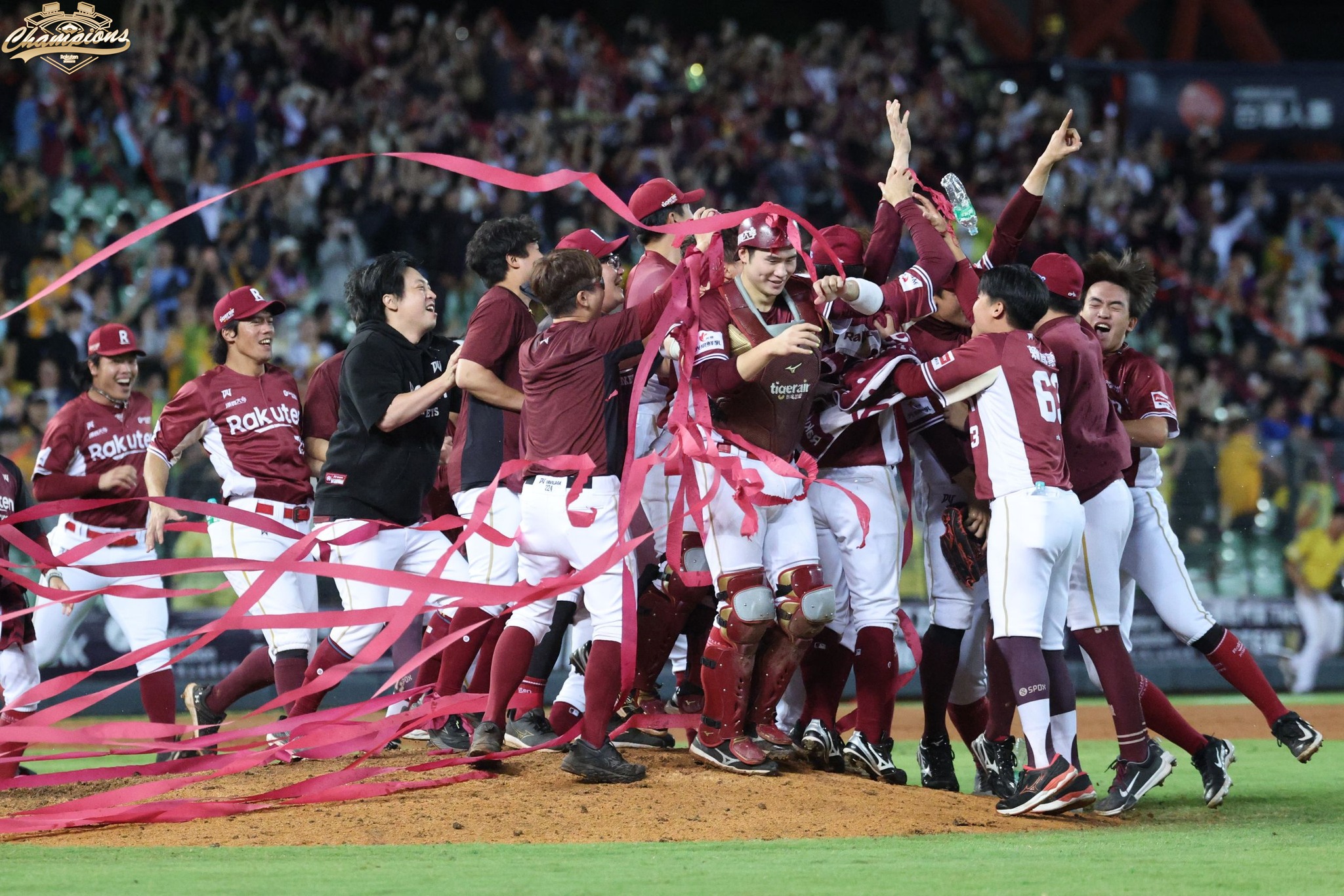 樂天桃猿奪下今年台灣大賽總冠軍後，被爆出訓練二軍的環境惡劣，後來又發生「換帥」風波。（翻攝臉書／Rakuten Monkeys）