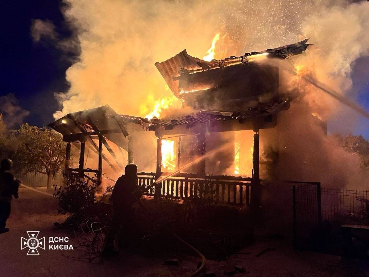 基輔在夜間連續傳出爆炸聲,多處住宅與幼兒園附近區域因飛彈碎片引發火災。(翻攝自МВС України X)