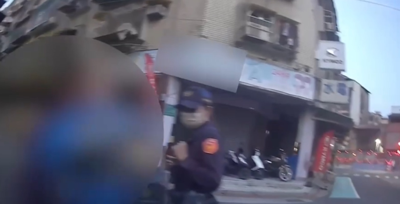 警方意外查出車主陳男竟是被地檢署發布的詐欺通緝犯，依法將他上銬逮捕。（翻攝畫面）