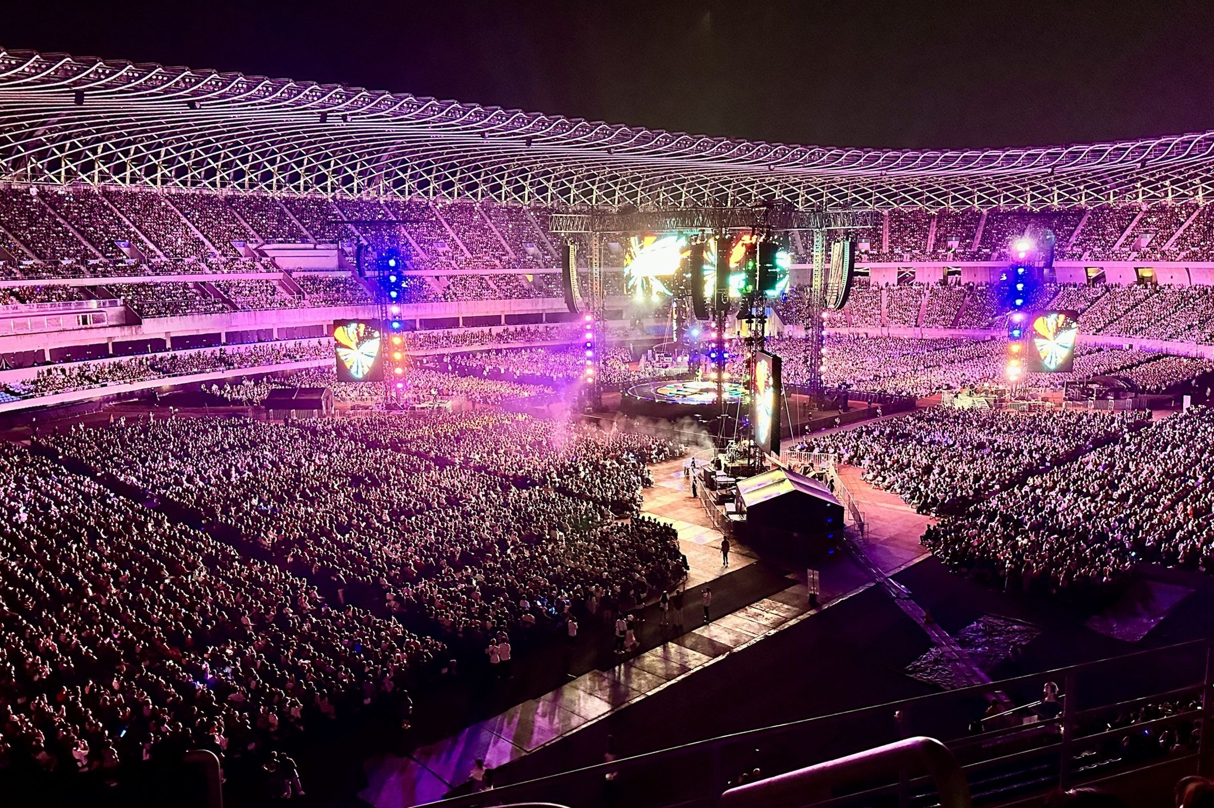 Ed Sheeran降臨高雄開唱,吸引數萬歌迷前來朝聖。(翻攝自陳其邁臉書)