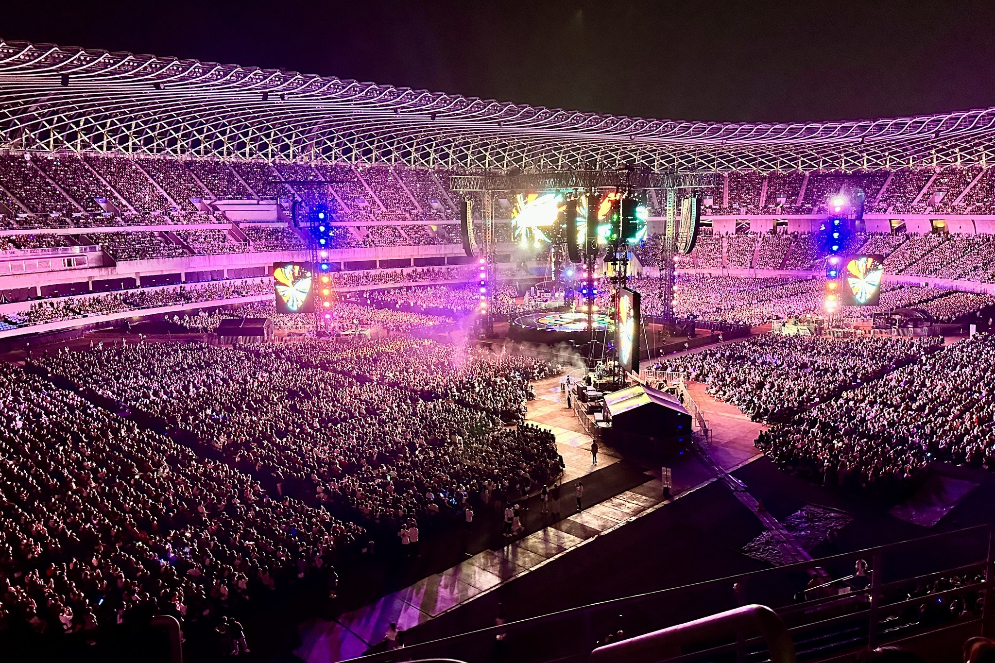 Ed Sheeran降臨高雄開唱，吸引數萬歌迷前來朝聖。（翻攝自陳其邁臉書）