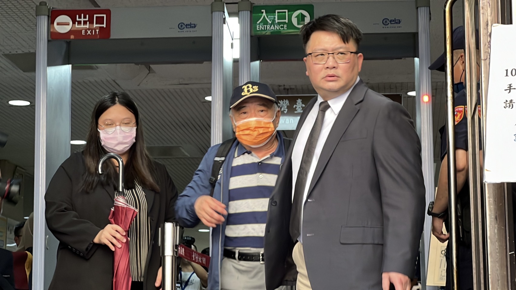 應曉薇的助理顧問吳順民（中）遭羈押近2個月，供出犯罪經過獲500交保，在律師盧明軒（右）陪同下離開法院。