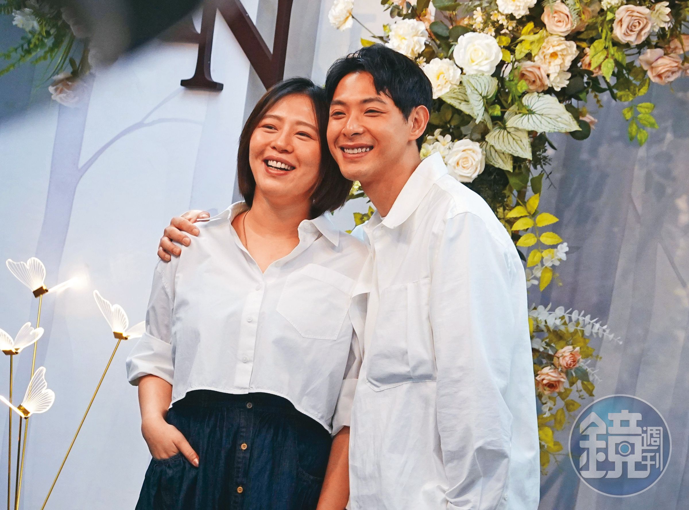 7/2 11：14 連晨翔幸福地摟著劉品言在背板前拍照。