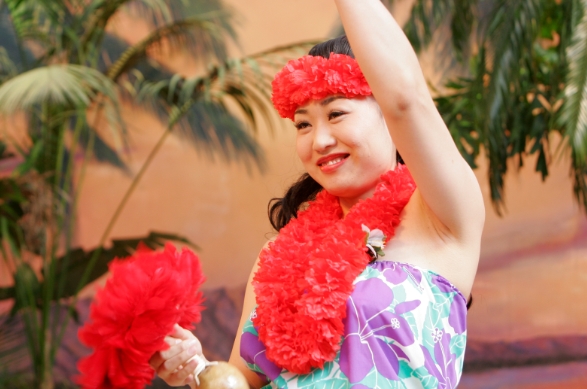 山崎靜代在《扶桑花女孩》飾演肢體不協調的女孩,殺青後與蒼井優結為好友。 (華映娛樂提供)