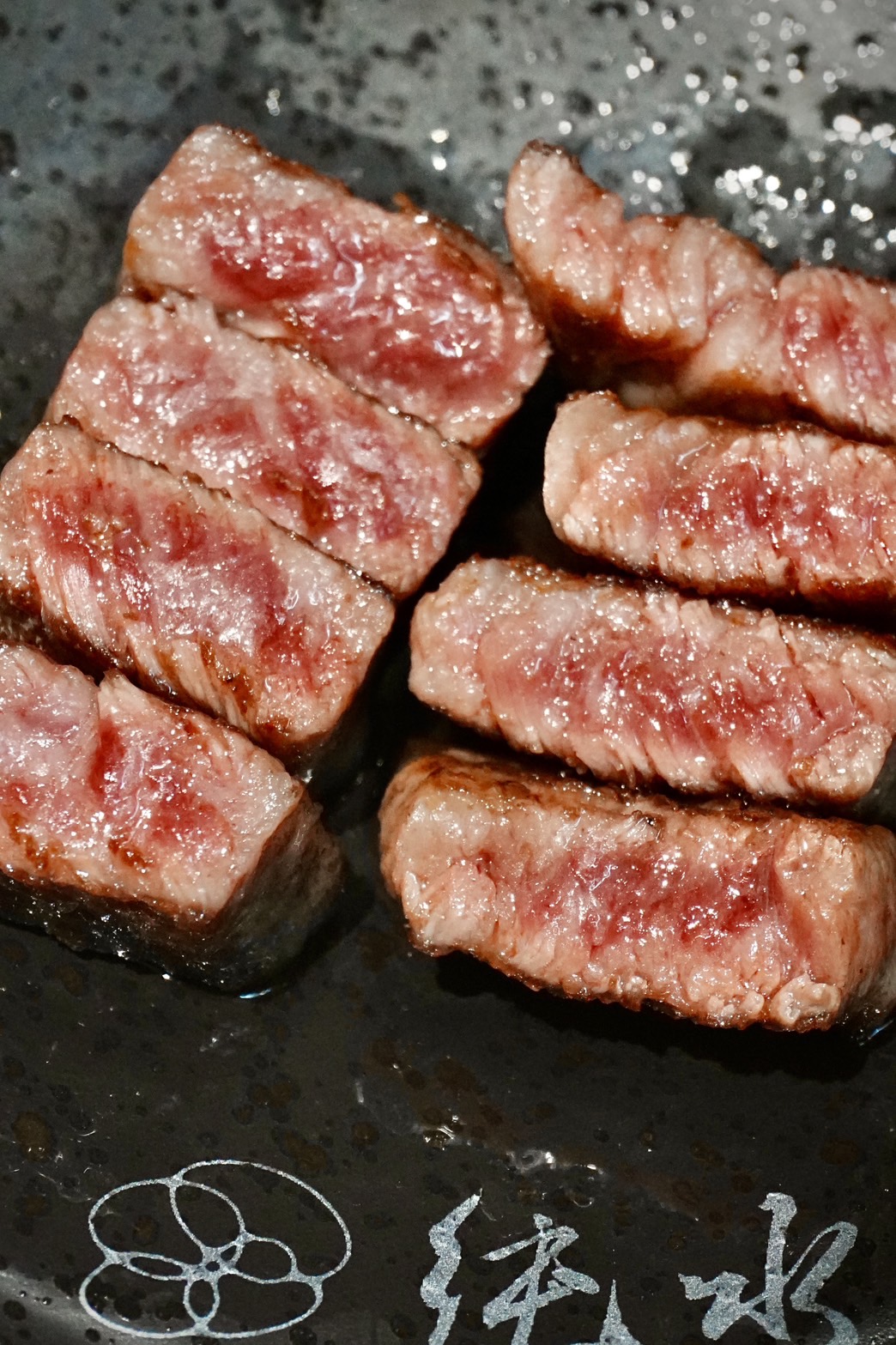日本A5和牛夏多布里昂烤後的切片，單視覺上就十足吸引人。