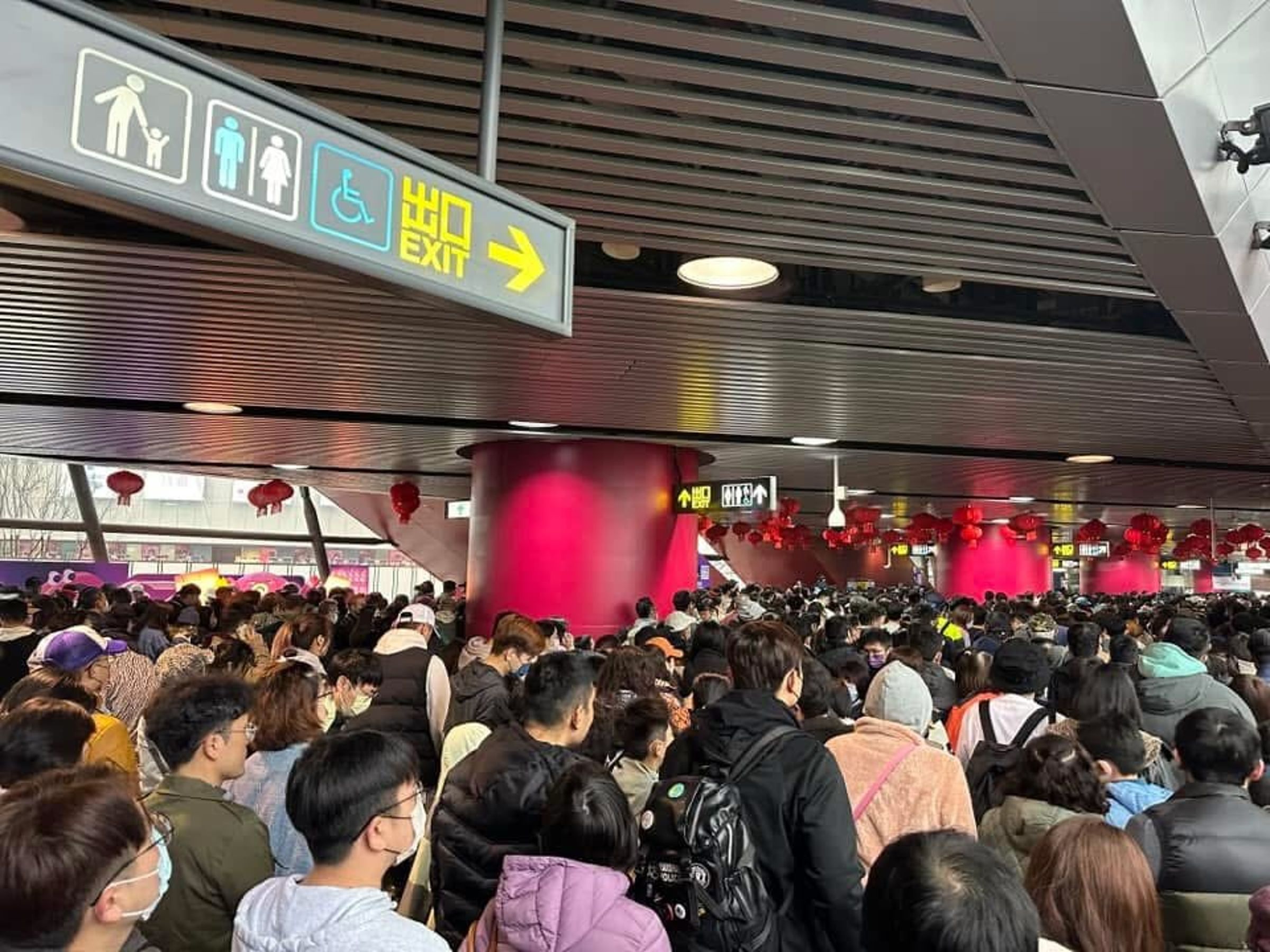 2025台灣燈會首個週末,大量人潮擠爆桃園機捷,引發民怨。(翻攝自黃瓊慧Threads)