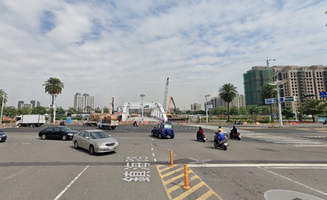 吳姓男子未注意交通號誌還未轉綠，少等一秒紅燈竟害自己身亡。（翻攝自google map）