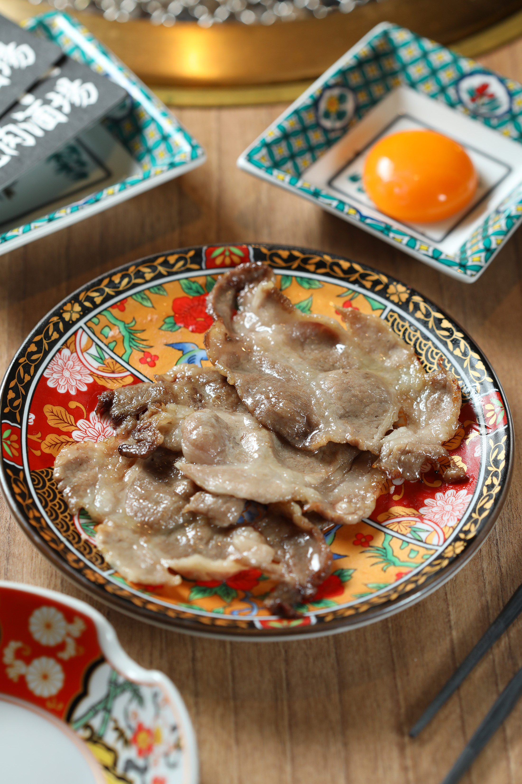 充滿脂香的「月見伊比利豬梅花」,沾上濃稠蛋液,讓肉質更軟嫩順口。(220元/份)