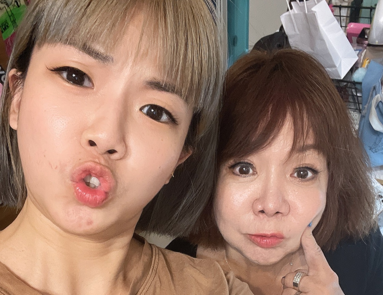 萁媽與萁萁參加網路直播做料理活動。（健康廚房提供）